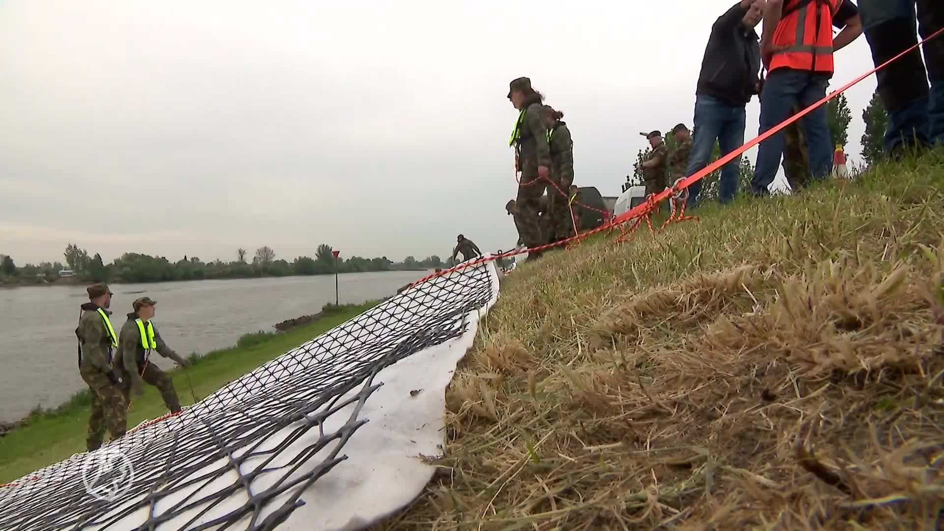 Oefenen voor potentiële dijkdoorbraak bij Lopik: 'Als dit fout gaat stroomt het water tot Schiphol'