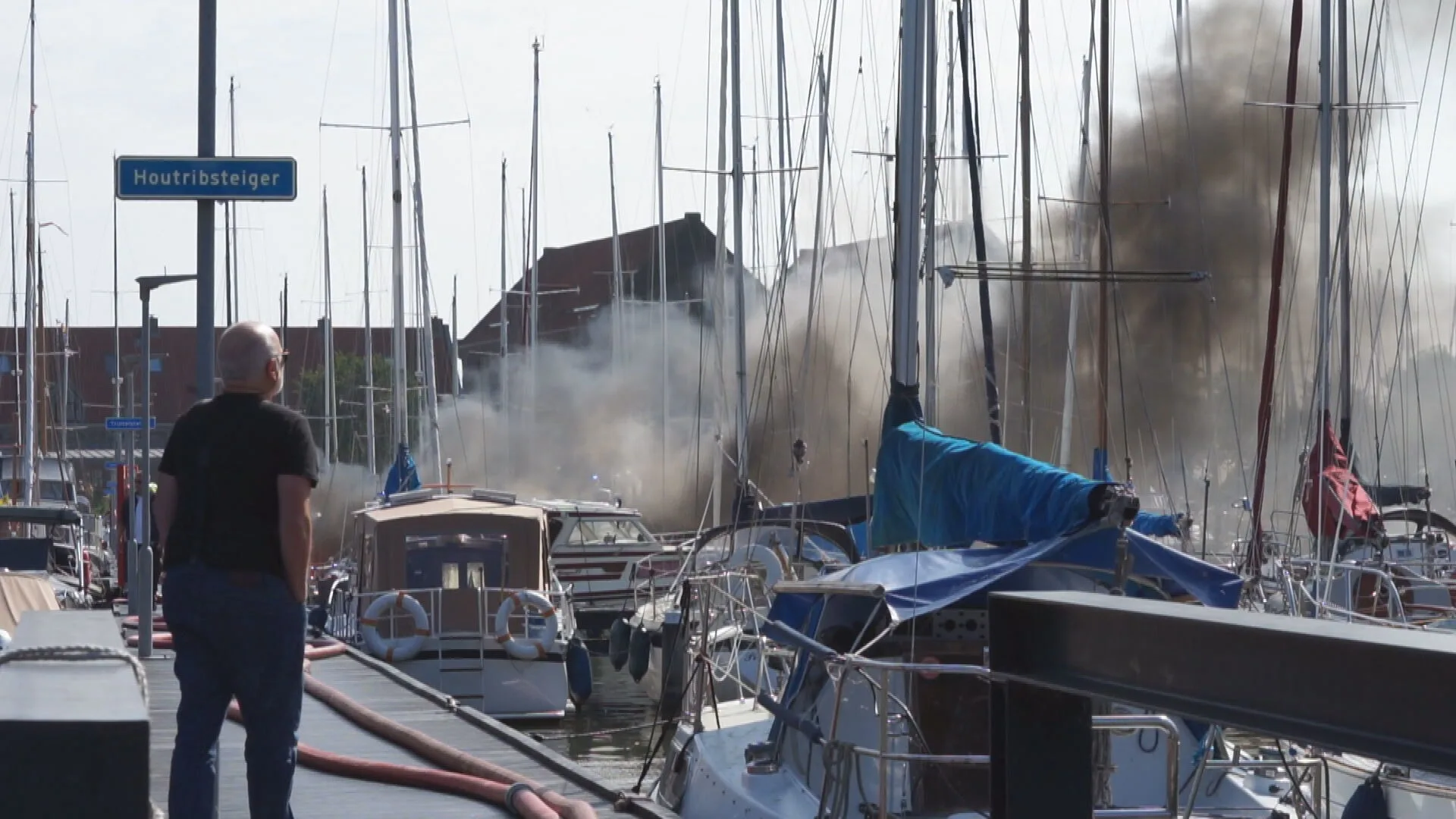 Brand boten Hoorn onder controle, geen slachtoffers