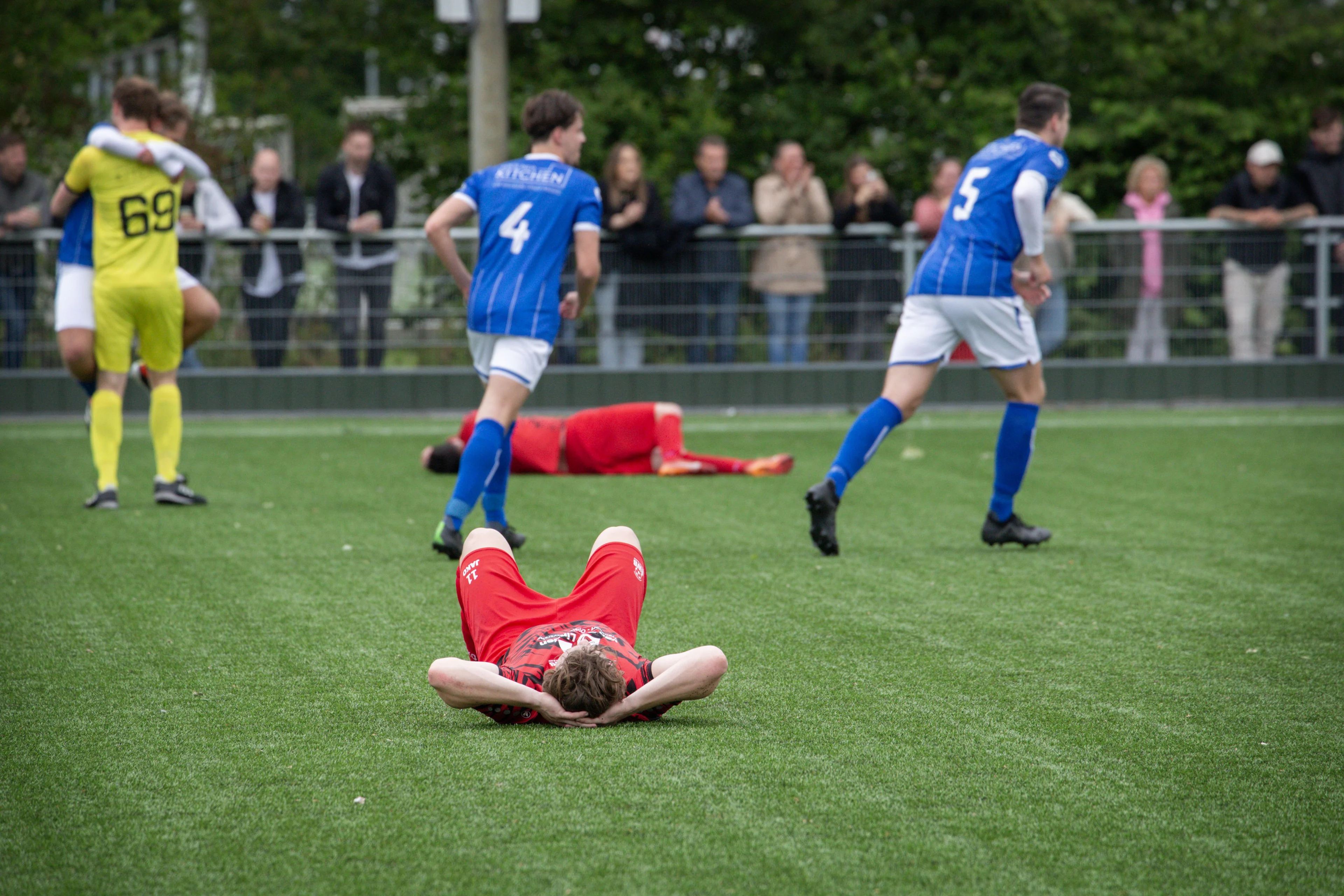 Vlam in de pan: scheids staakt voetbalwedstrijden steeds vaker om incidenten