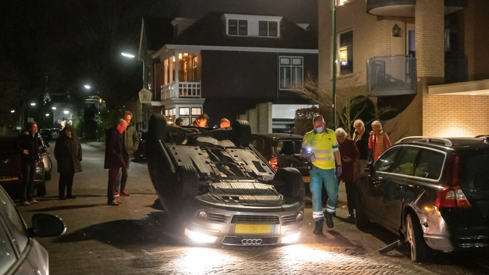 Automobilist ramt geparkeerde auto's en slaat over de kop in Baarn