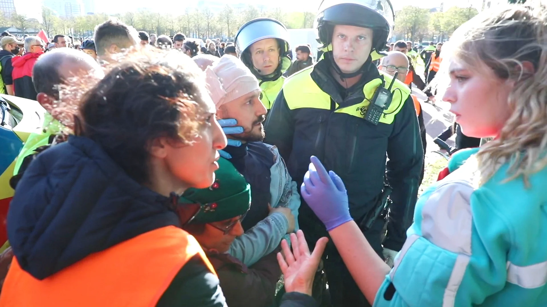 Demonstranten gewond na charges ME bij Koerdisch protest op Malieveld