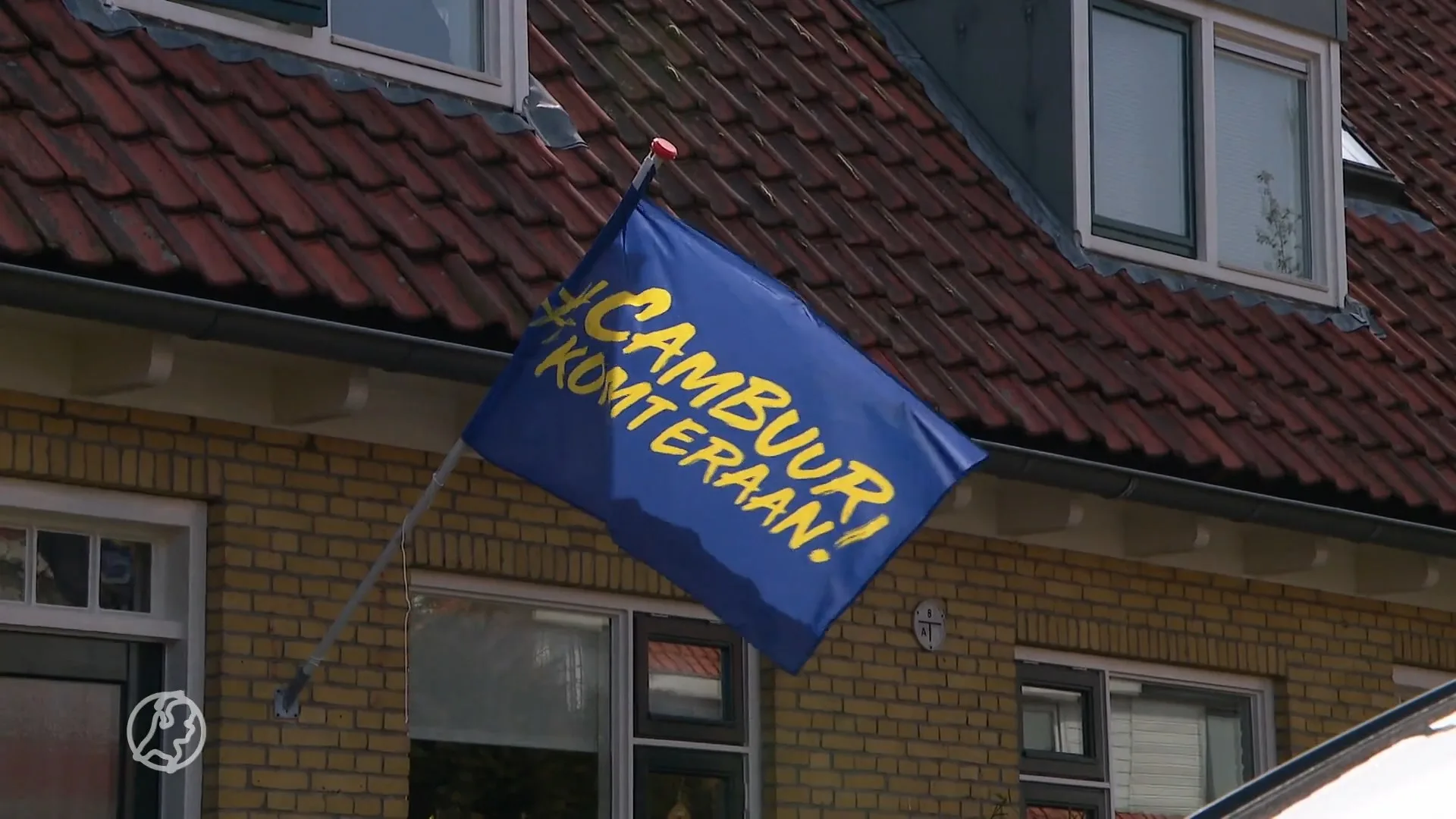 Vlag uit bij Cambuurfans Arend en zoon Danny: 'De bank is zowat stuk'