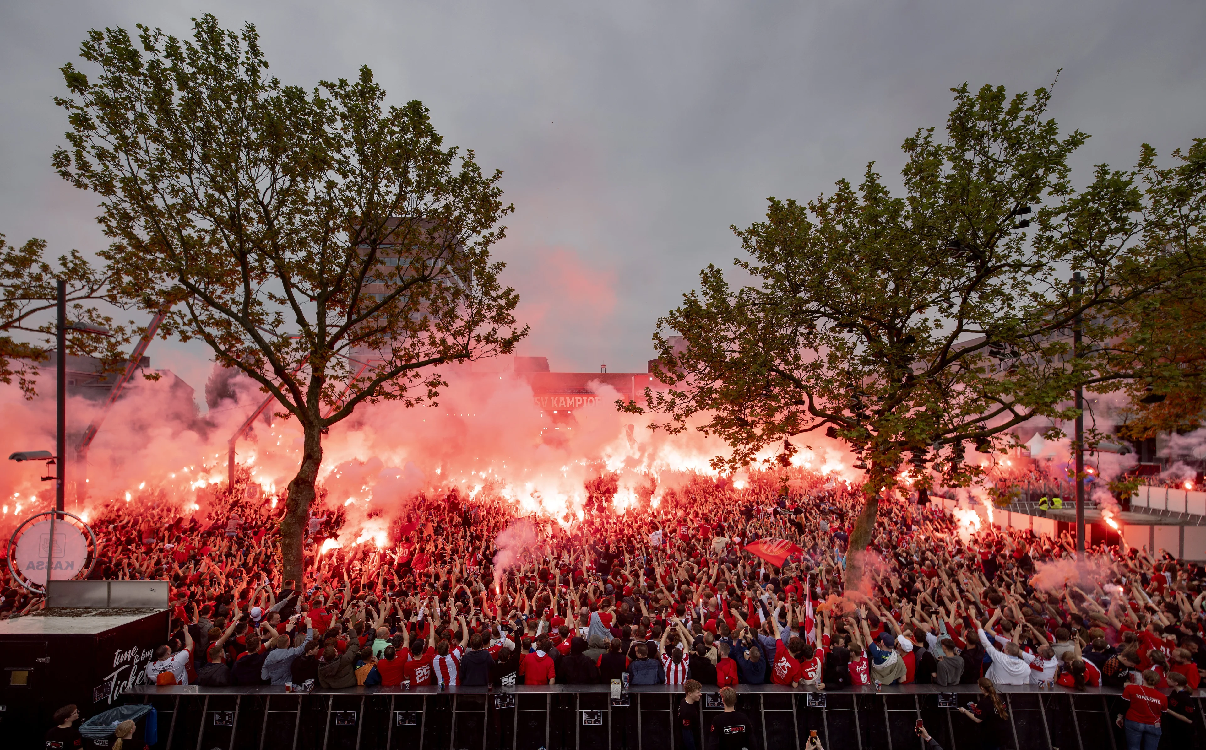 Groot feest in Eindhoven: tienduizenden fans huldigen landskampioen PSV