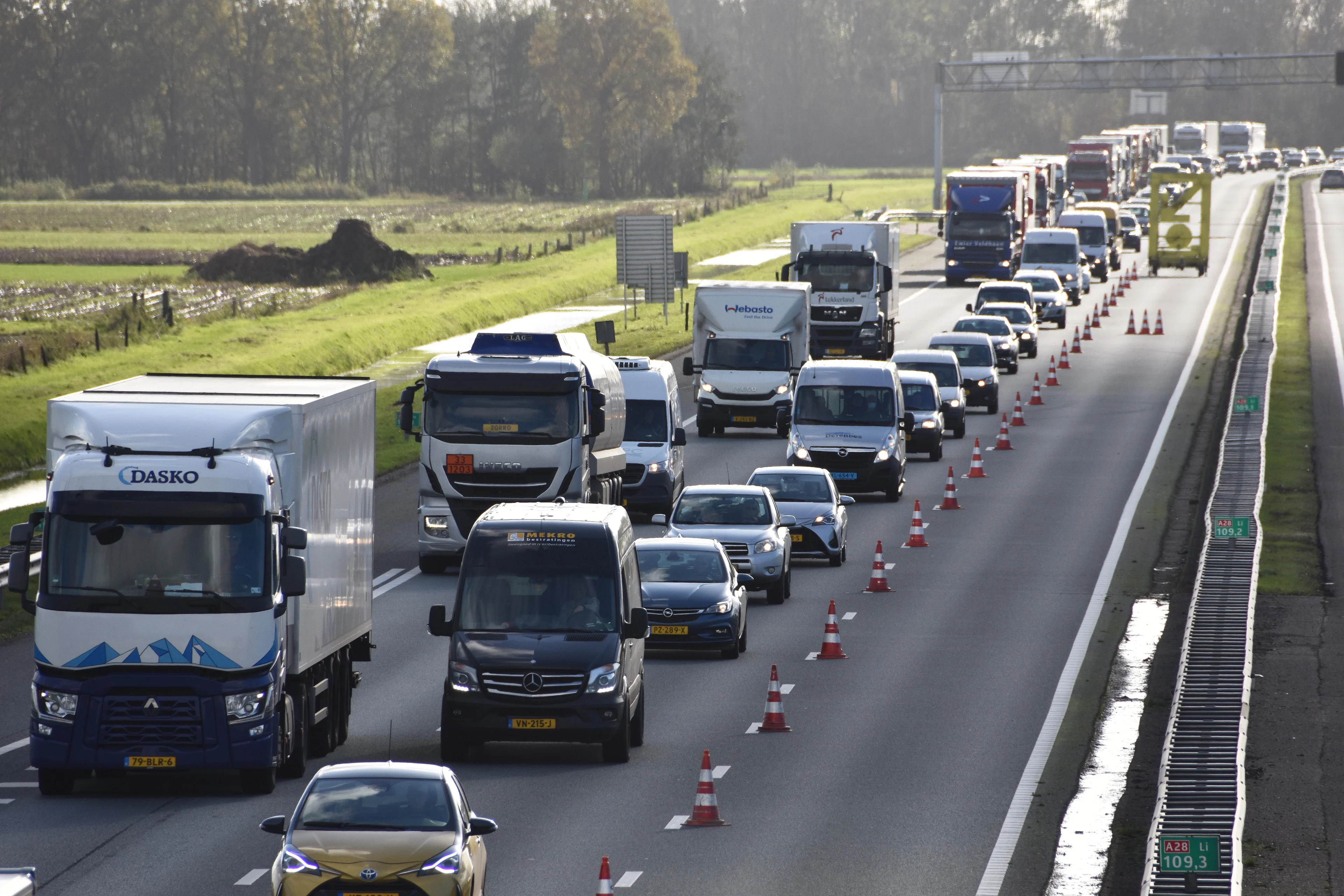 Filerijden op de A28 door spoedreparatie bij Hattemerbroek