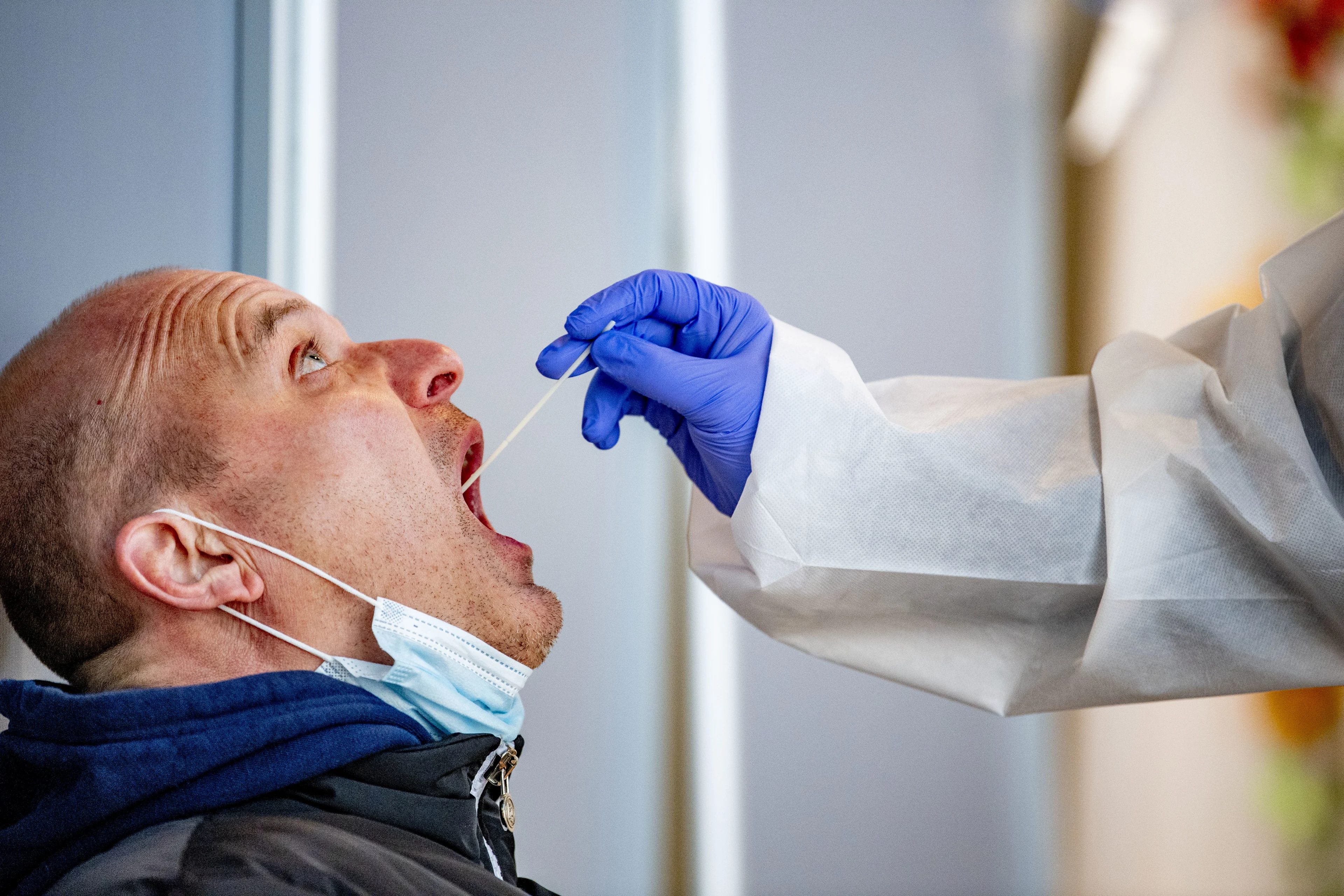 Gemiddeld aantal nieuwe coronagevallen blijft oplopen, effect van storing onduidelijk