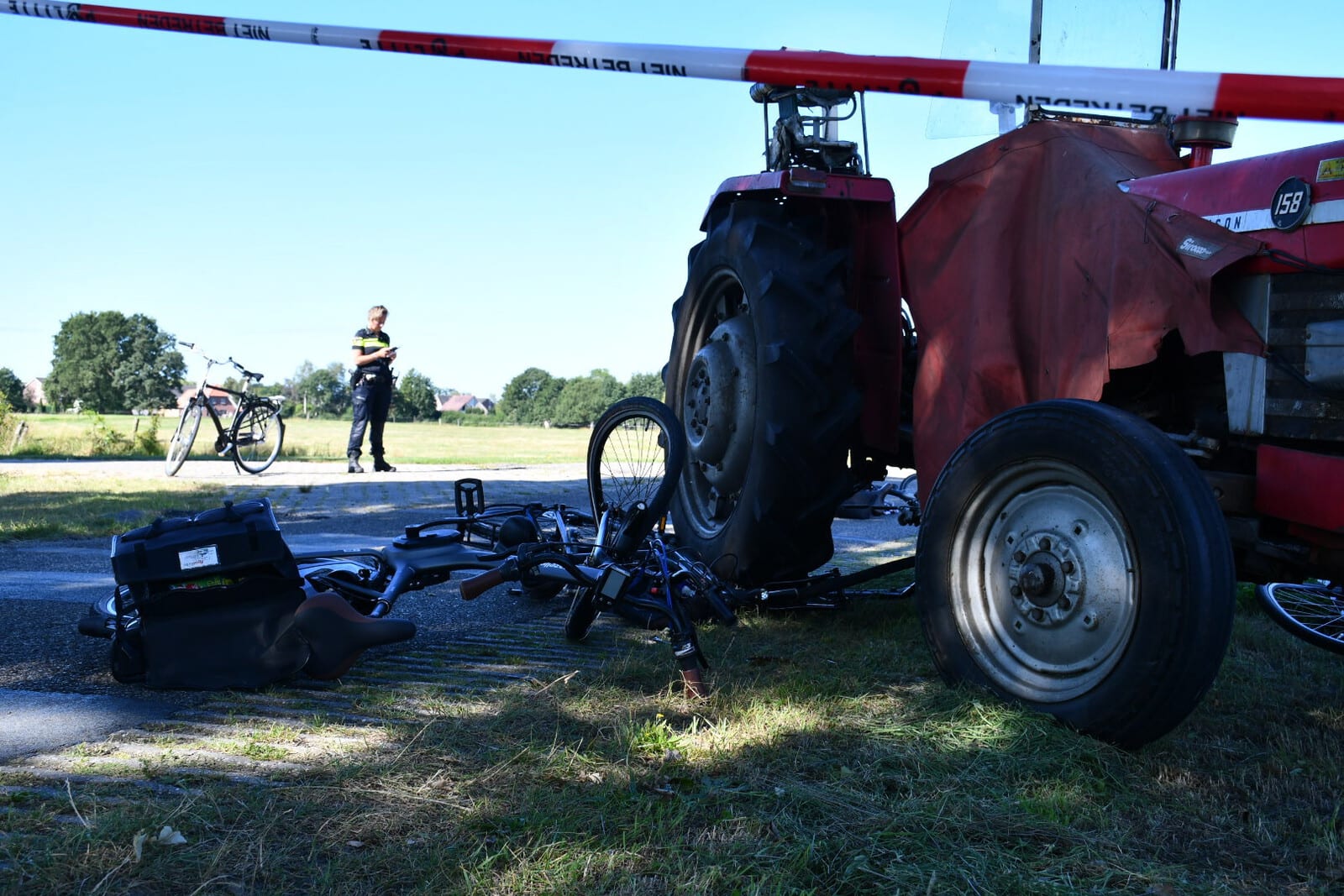Trekker rijdt groep fietsers aan in Den Ham, meerdere gewonden