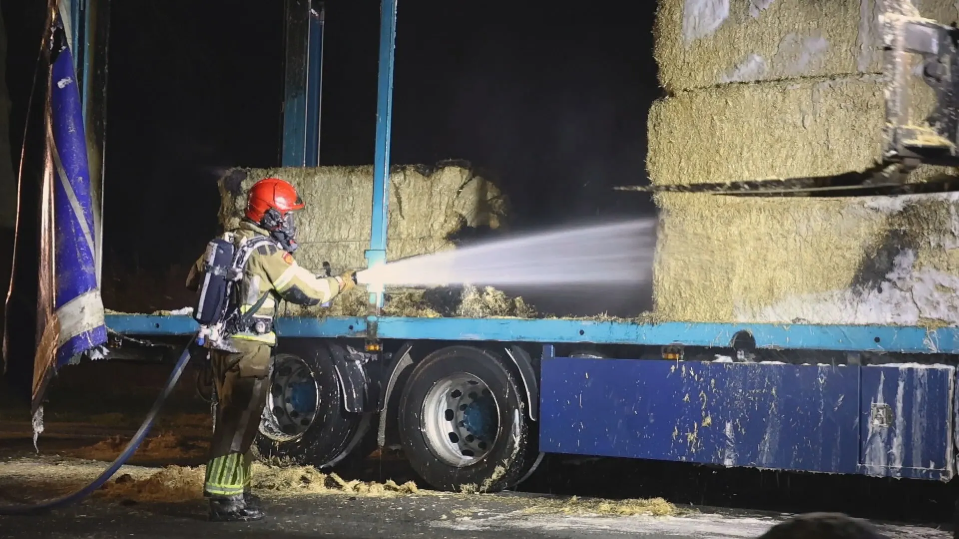 Vrachtwagenbrand Emmeloord houdt brandweer urenlang bezig
