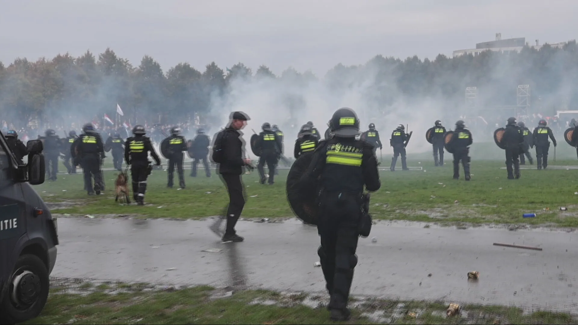 Zes journalisten gewond bij rellen demonstratie Den Haag