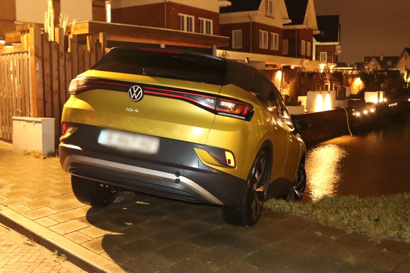 Vrouw vaart blind op navigatie en rijdt bijna het water in