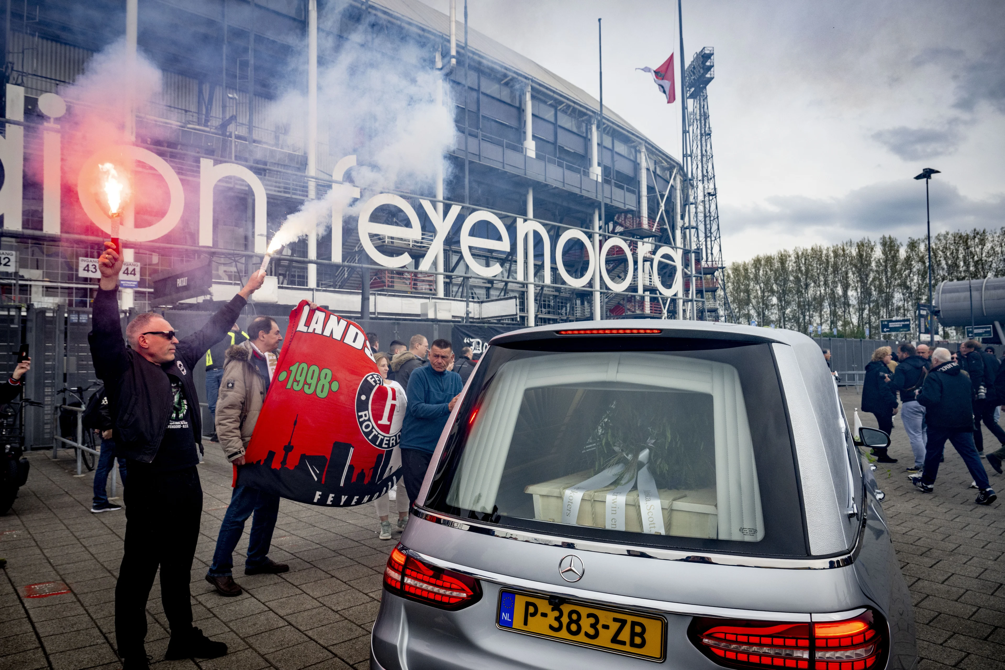 Supporters nemen afscheid van Leo Beenhakker, voetbalicoon laatste keer in De Kuip