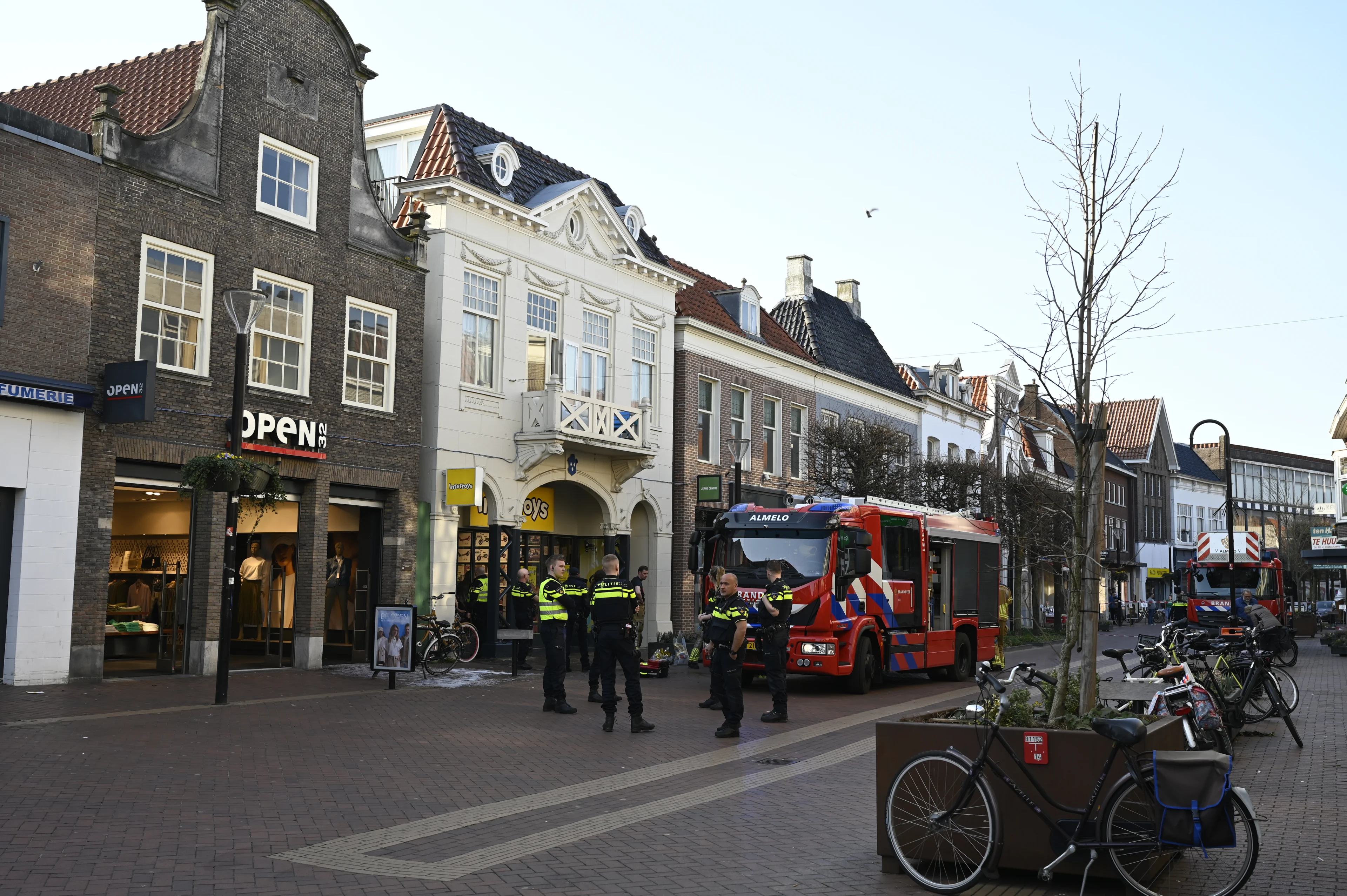 Vrouw zwaargewond bij woningbrand in centrum Almelo