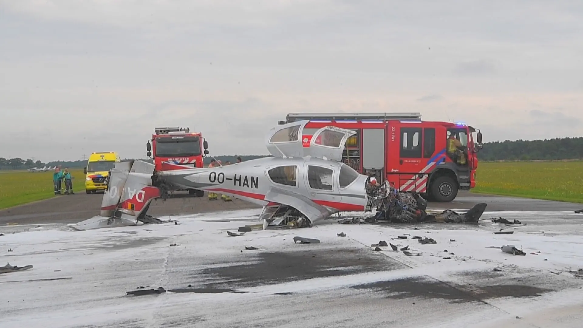 Vliegtuigje vliegt in brand na crash op luchthaven Budel