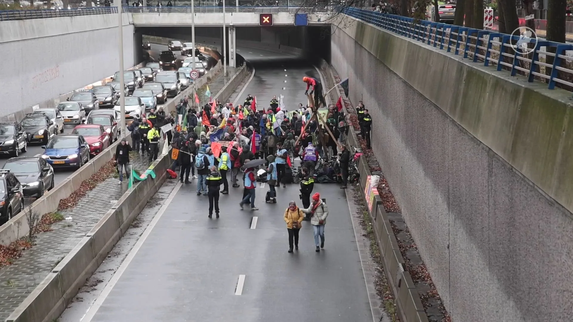 XR-activisten bezetten onaangekondigd A12 in Den Haag, 107 aanhoudingen