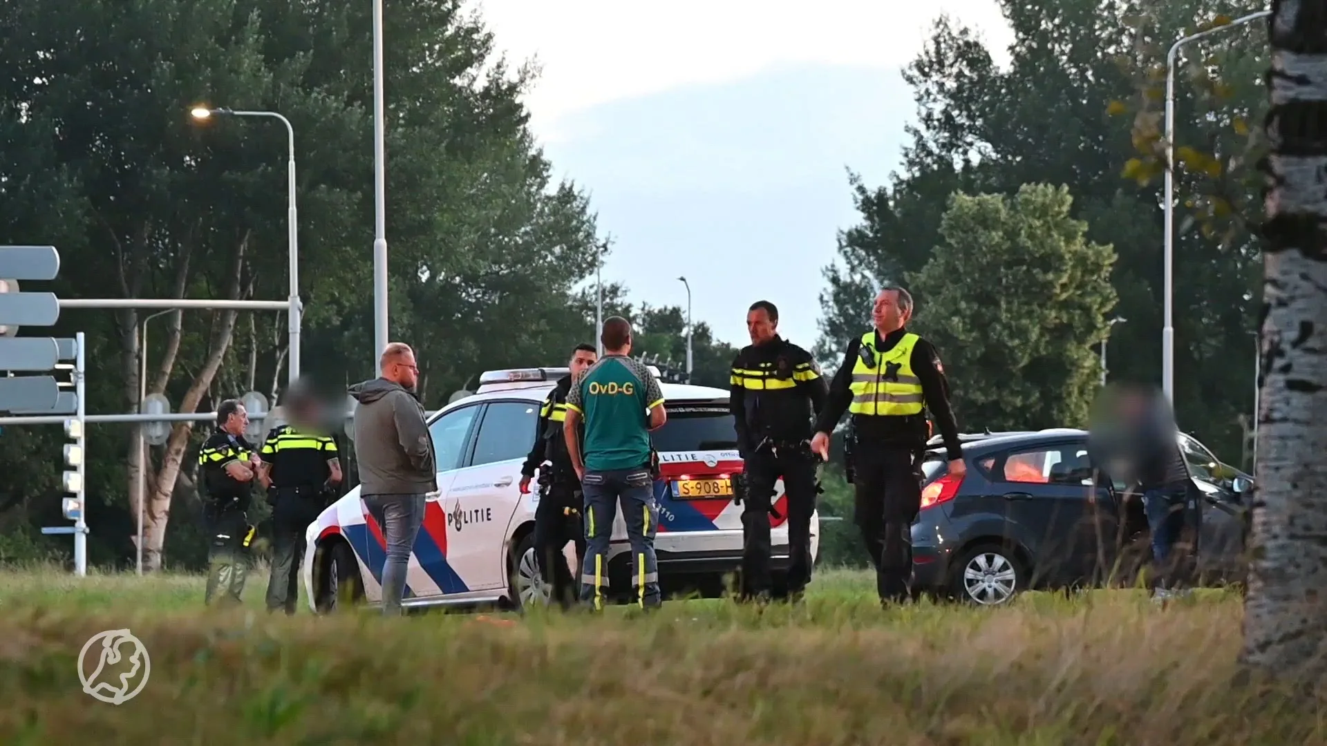 Vrouw in Breda valt uit rijdende auto en raakt zwaargewond