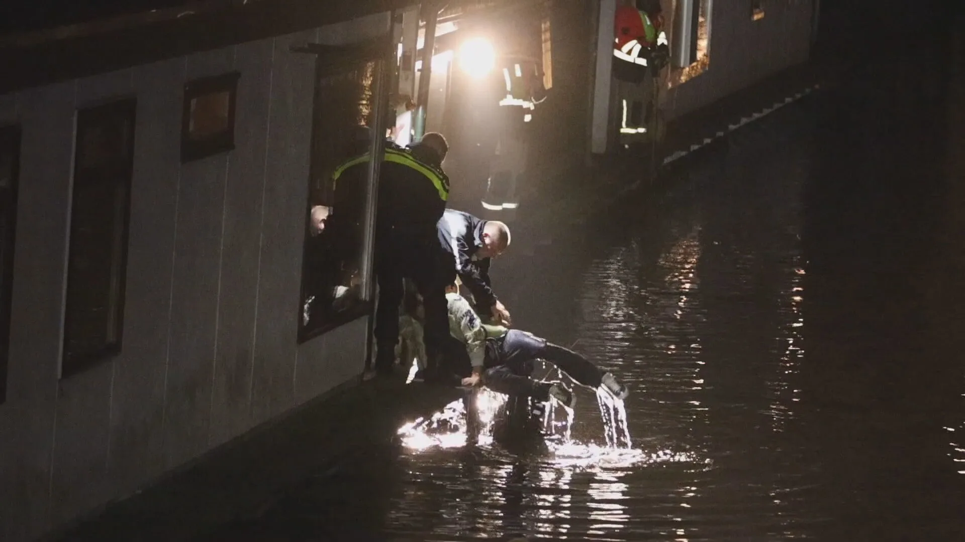 Man in Rotterdam uit ijskoud water gered dankzij oplettende omwonenden