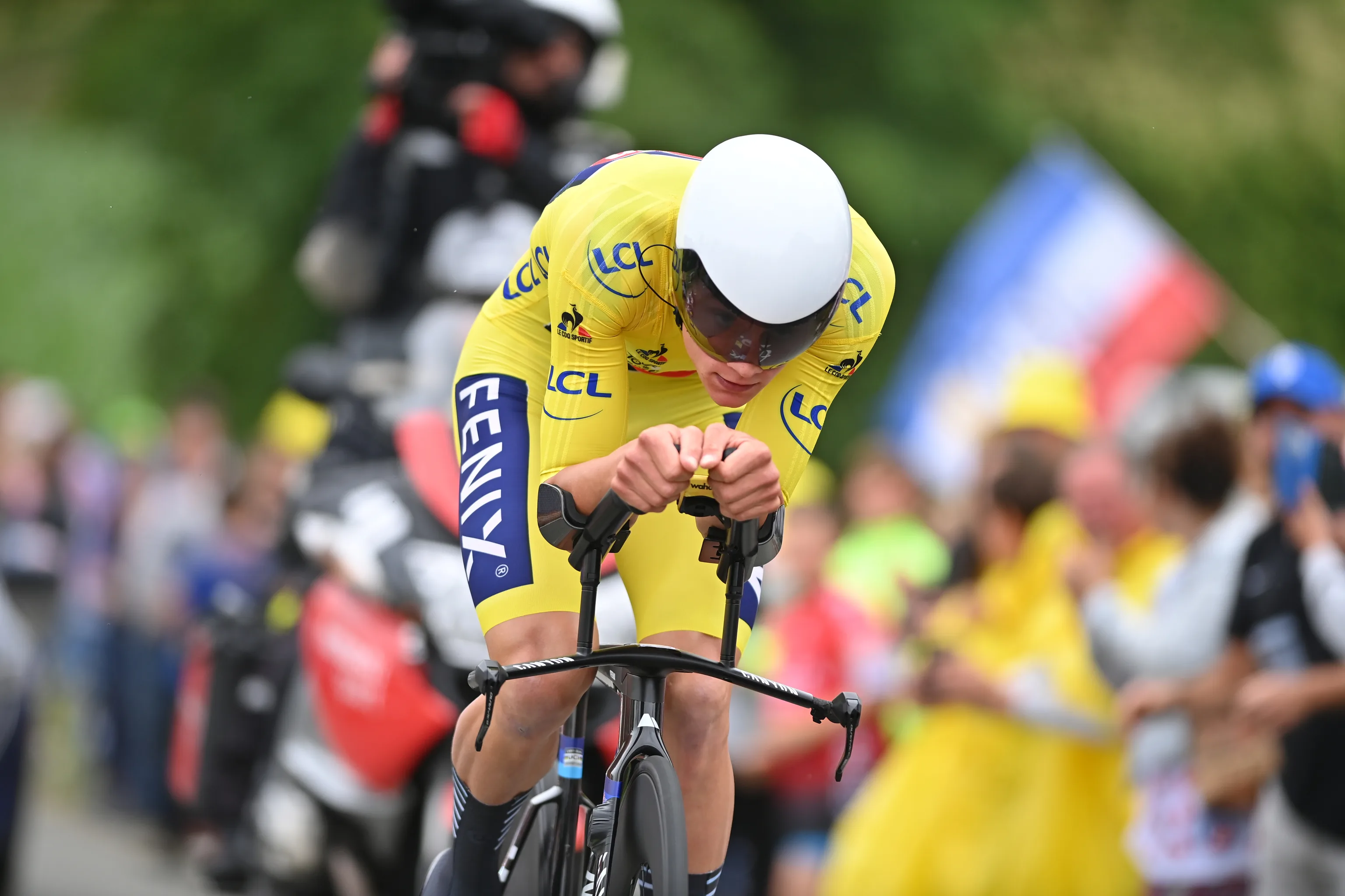 Strijdende Mathieu van der Poel weet gele trui te verdedigen: 'Ik verbaas mezelf'