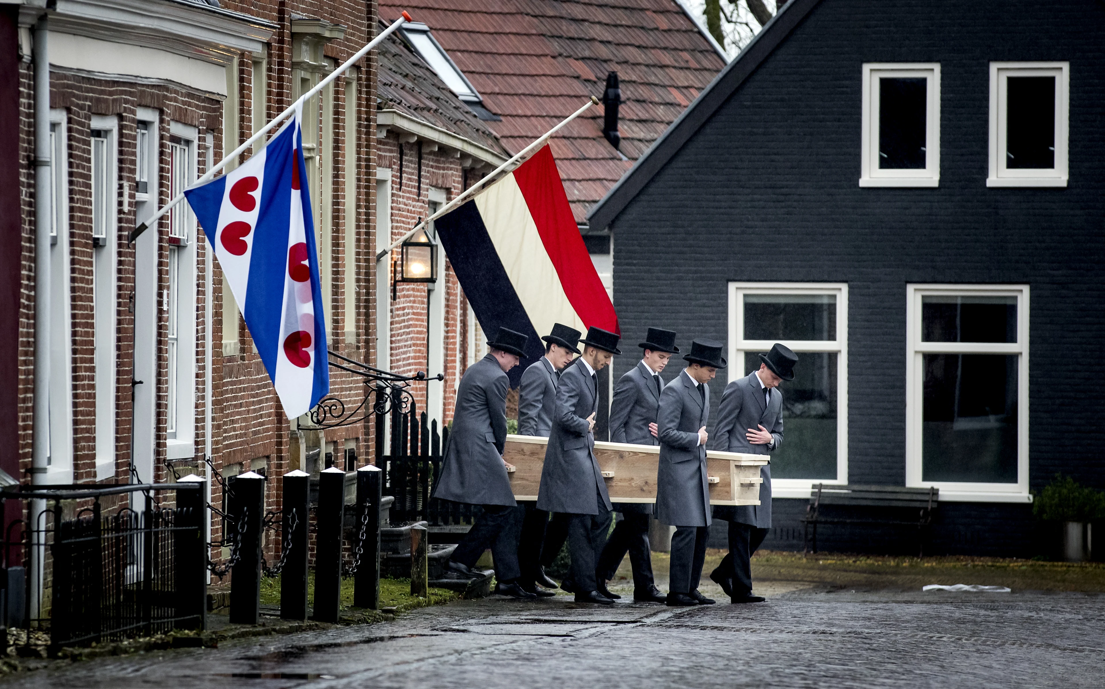 Aart Staartjes in besloten kring begraven in woonplaats Dronrijp