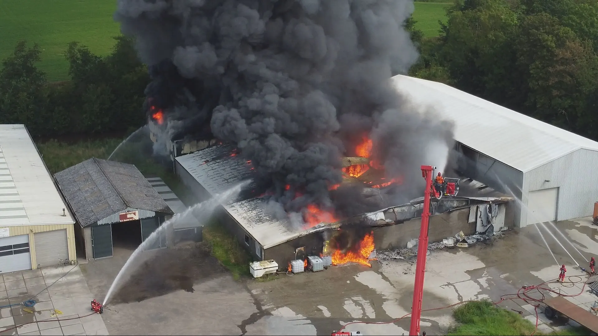 Zeer grote brand in aardappelloods in Baflo