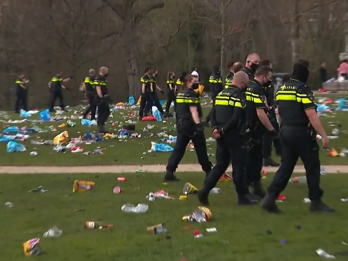 Agenten bekogeld bij ontruiming Vondelpark, menigte naar Museumplein