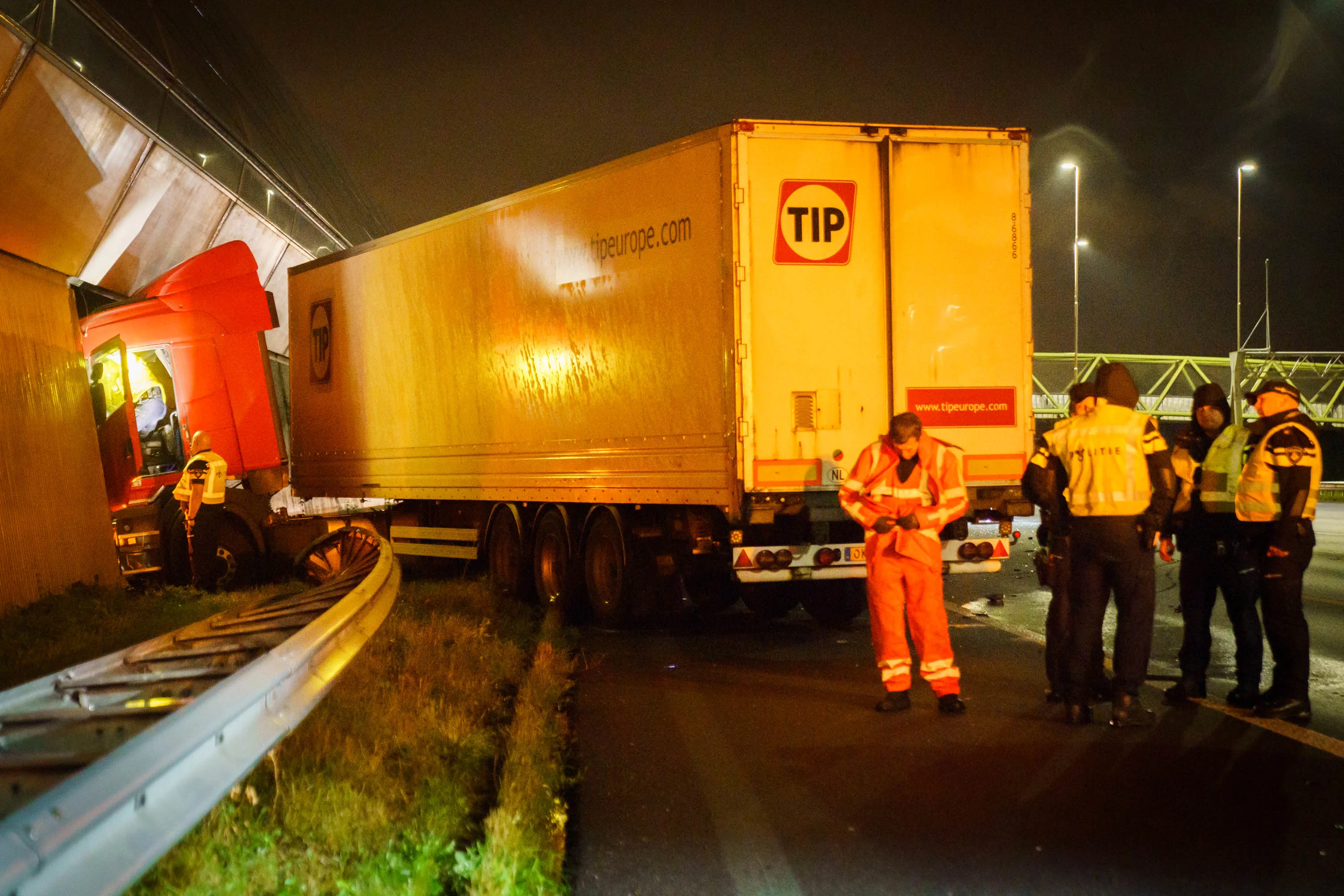 Vrachtwagen boort zich in geluidswal na nachtelijk ongeluk op A2