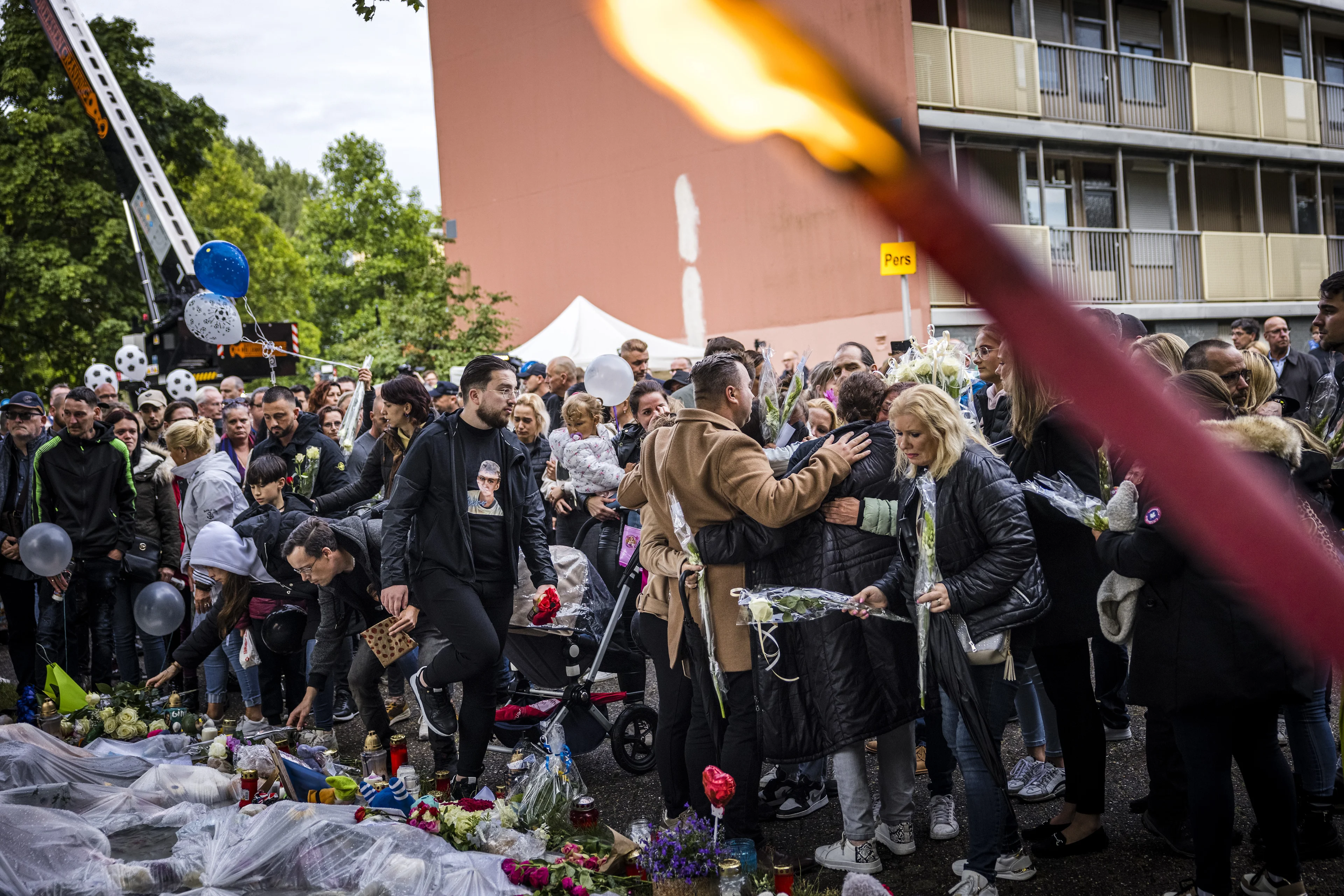 Duizenden mensen bewijzen in Kerkrade laatste eer aan overleden Gino