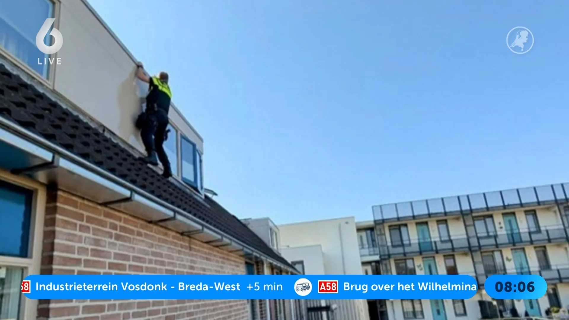 Dreumes sluit moeder en oma per ongeluk op balkon, politie klimt via dakkapel naar binnen