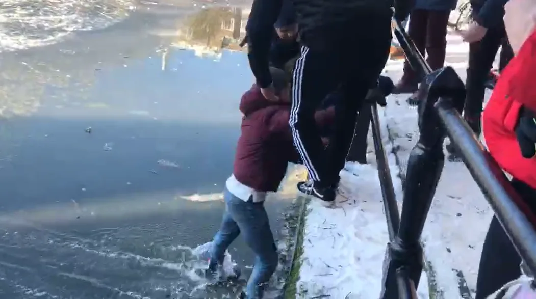 IJs op de Hofvijver smelt weg, schaatsers moeten worden gered