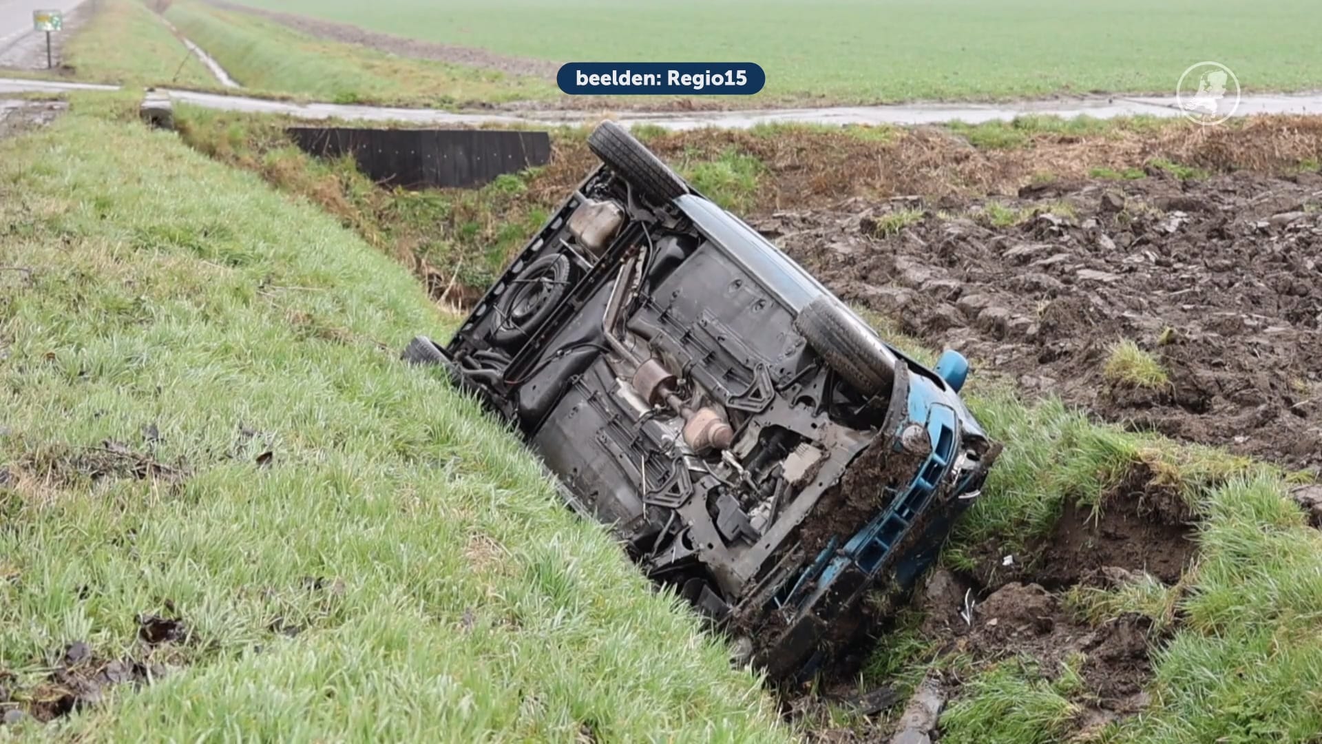 Automobilist belandt in greppel, waarna vrachtwagen zich vastrijdt in modder