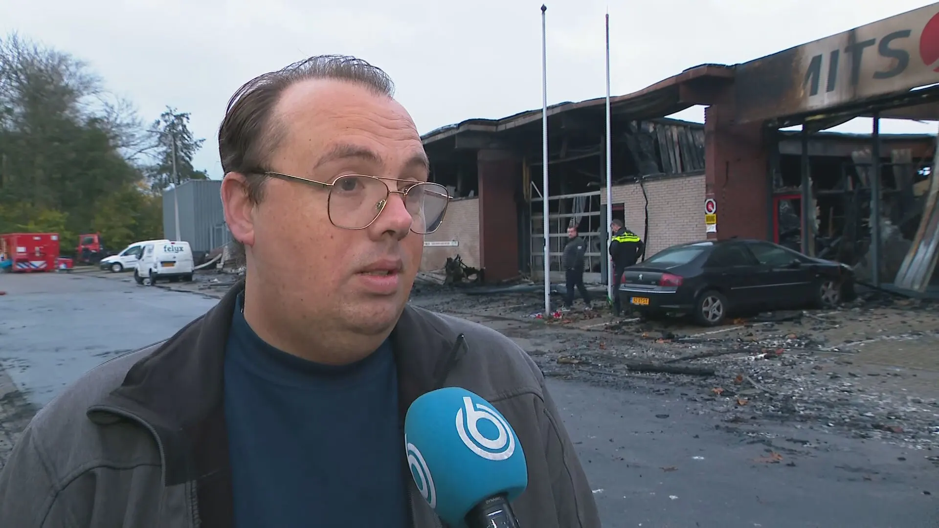 Automonteur ziet 'negentien jaar levenswerk' in vlammen opgaan bij grote brand Capelle