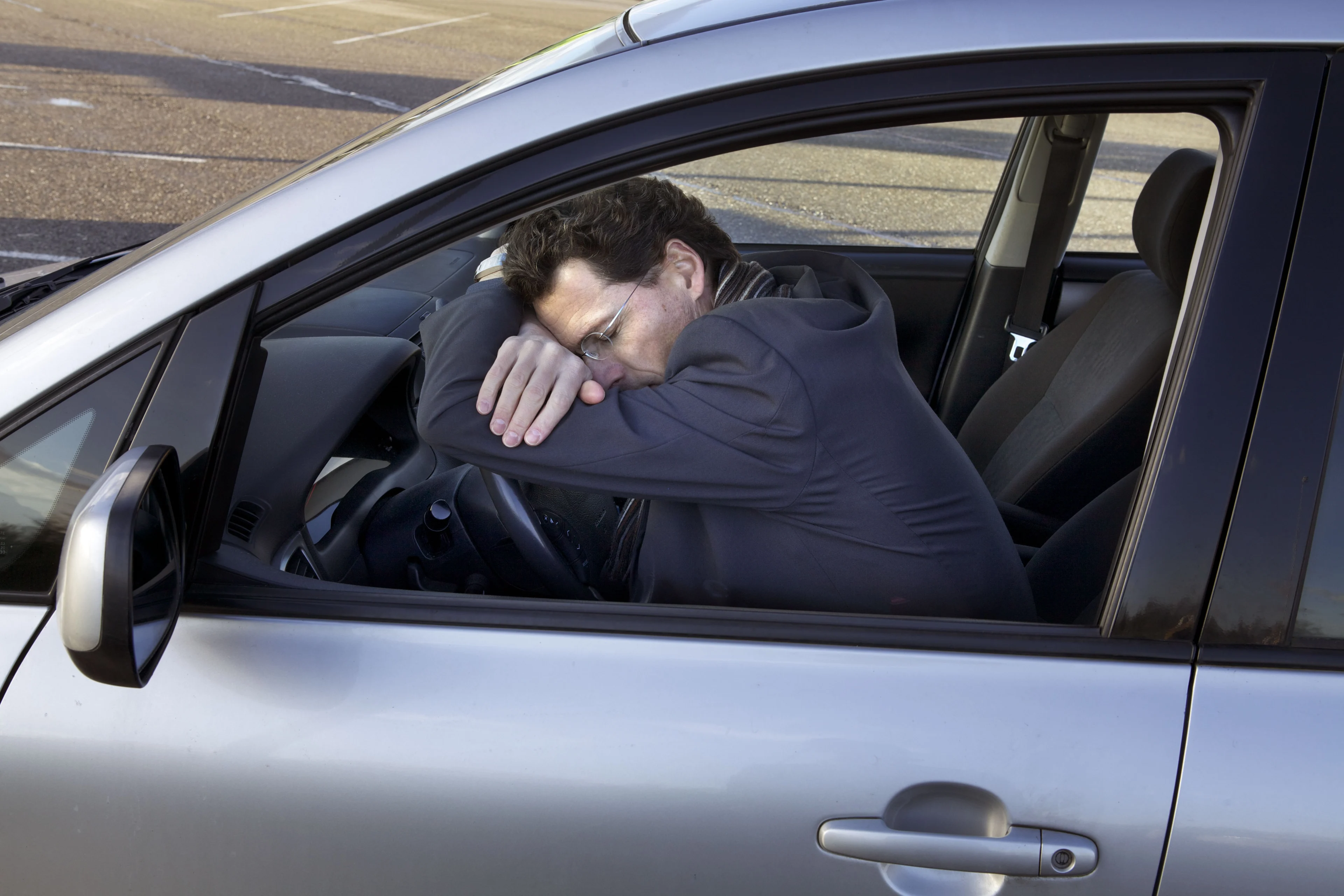 Knikkebollen achter het stuur: zo blijf je wakker in de auto