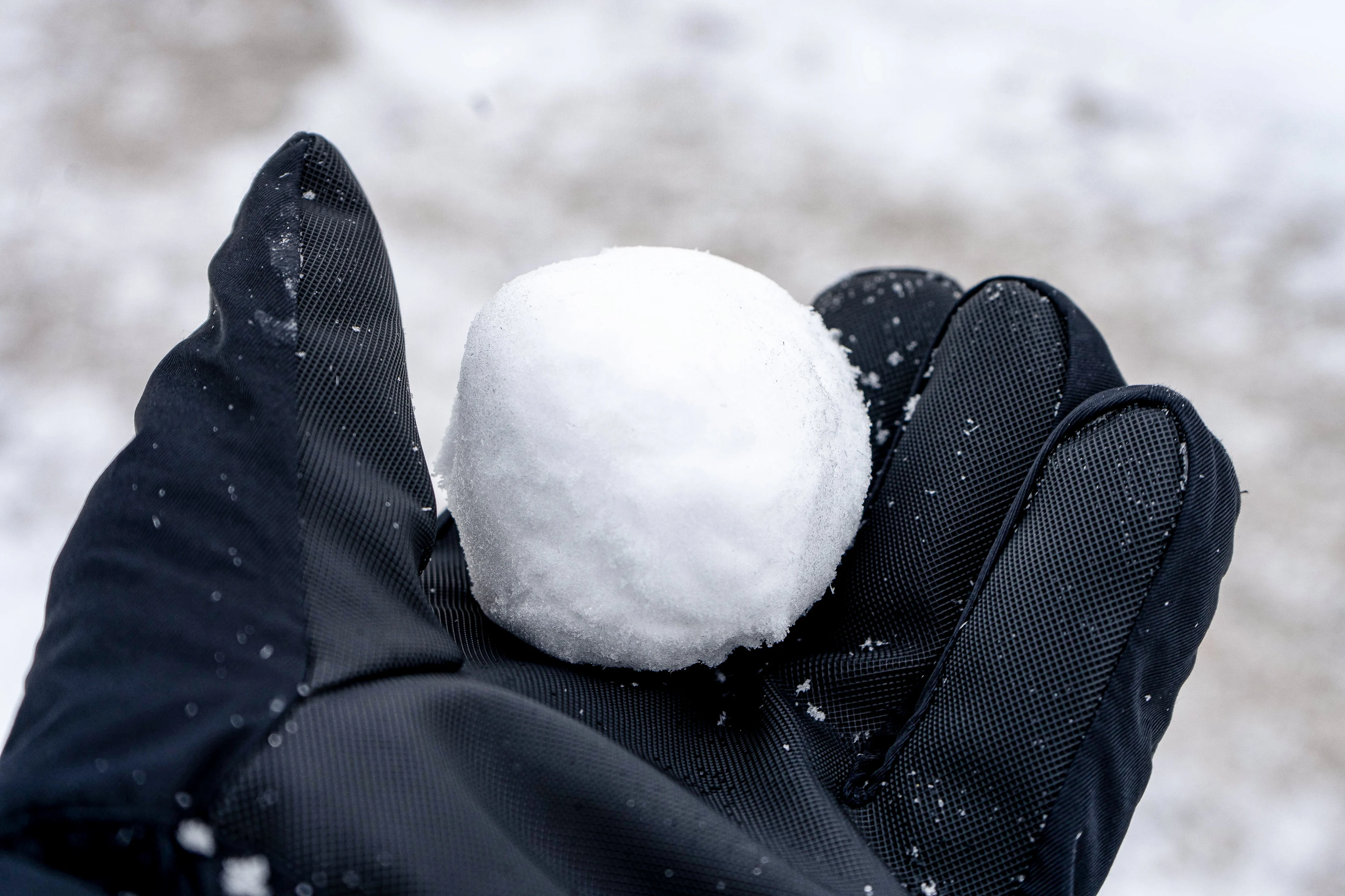 Man richt luchtdrukwapen op sneeuwbal gooiende kinderen in Hengelo