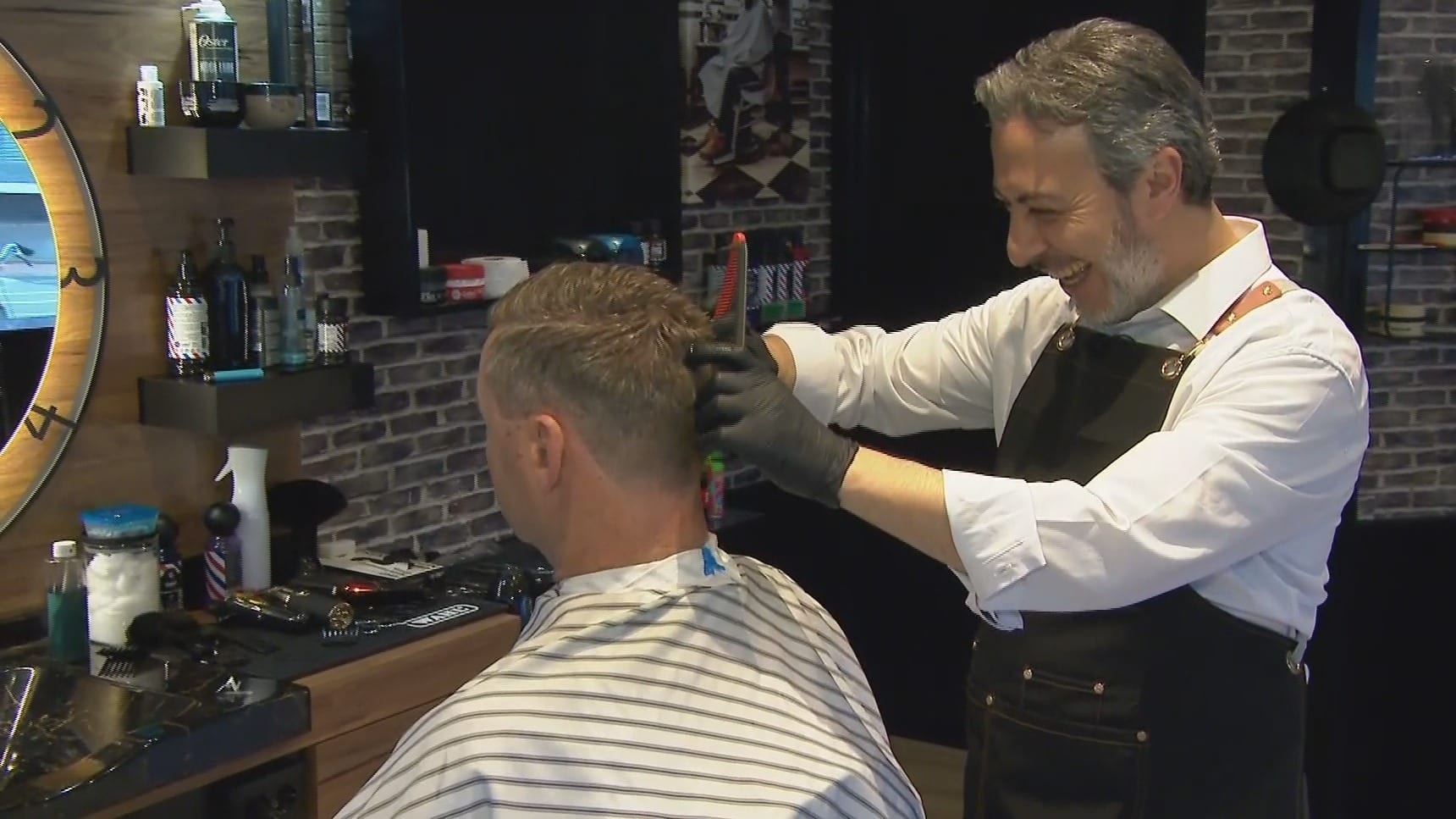 Kapper Metin dreigt Nederland uitgezet te worden, klanten komen in actie