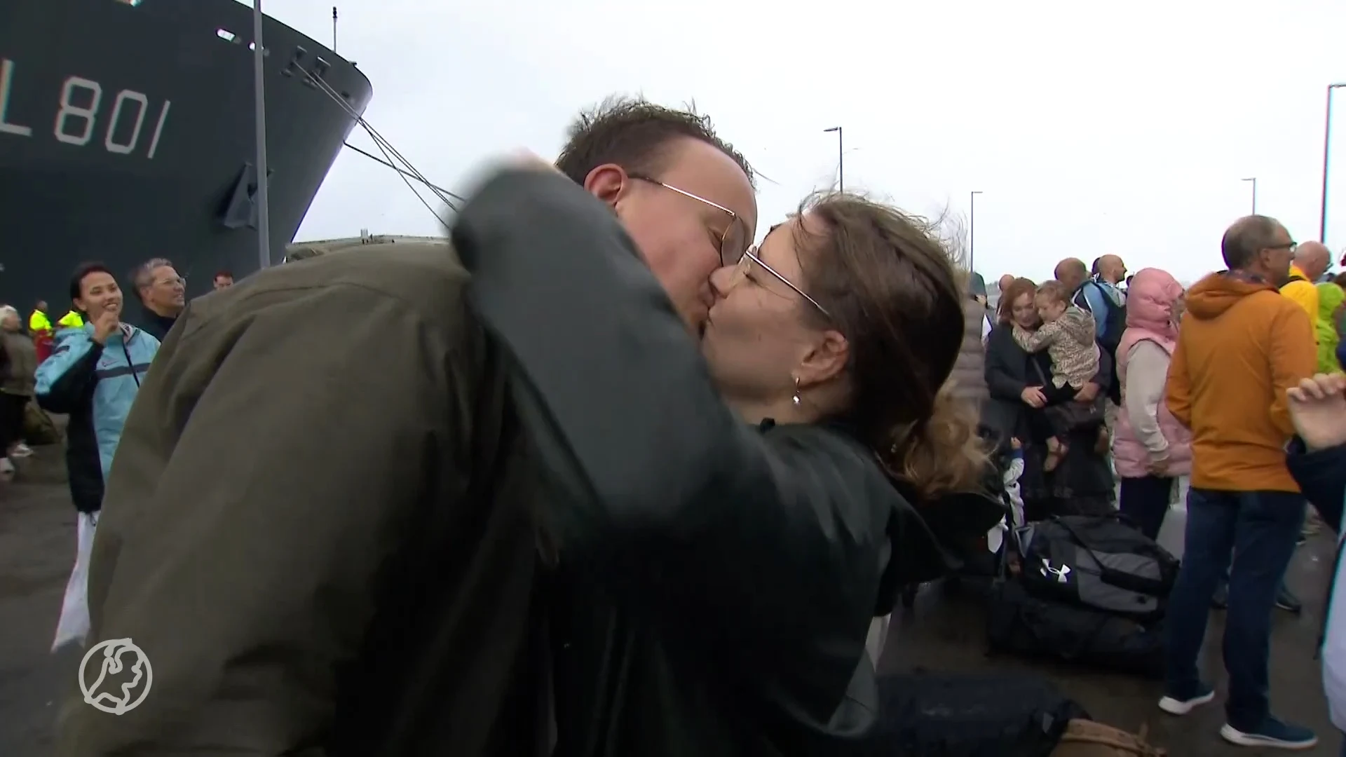 Tranen van vreugde op de kade: marineschip Karel Doorman is weer thuis
