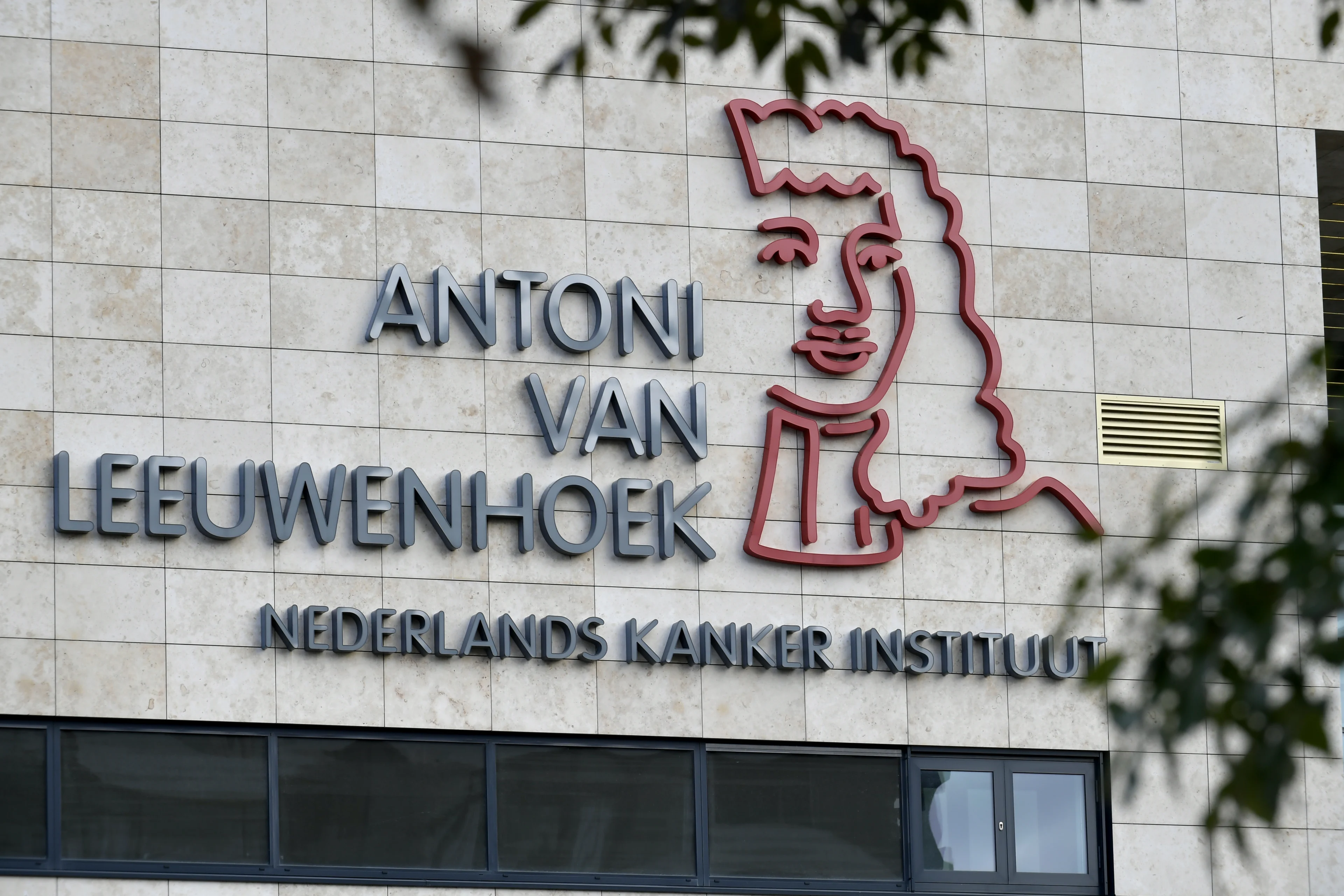 Negen medewerkers Antoni van Leeuwenhoek besmet met corona