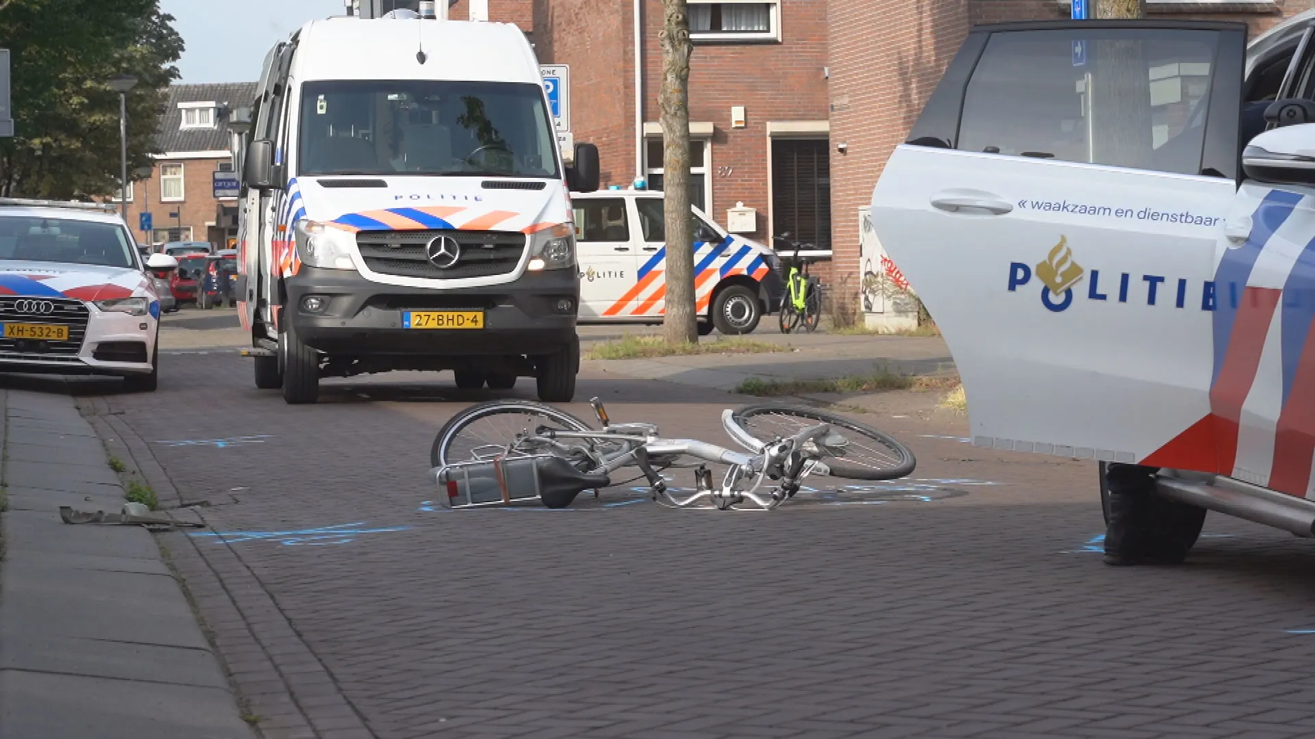 Inbreker slaat op de vlucht, politie rijdt hem aan met politieauto