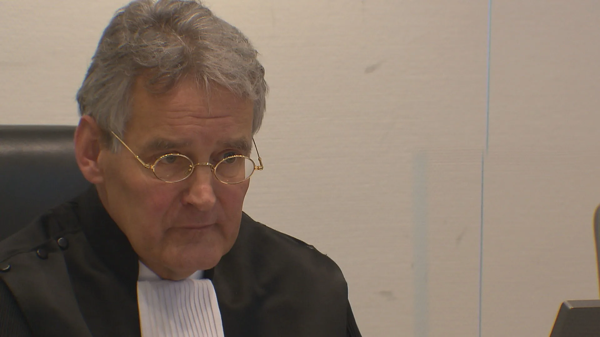 Verdachte Zeeuwse zedenzaak onwel, advocaat barst in tranen uit