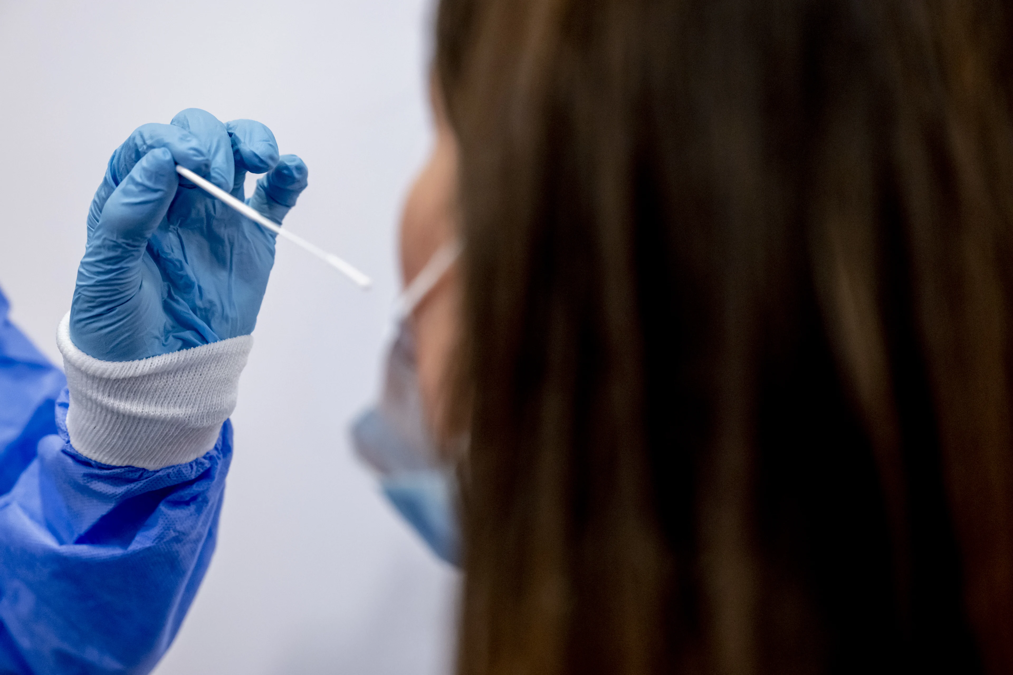 Kabinet gaat wet aanpassen om gedwongen coronatest mogelijk te maken