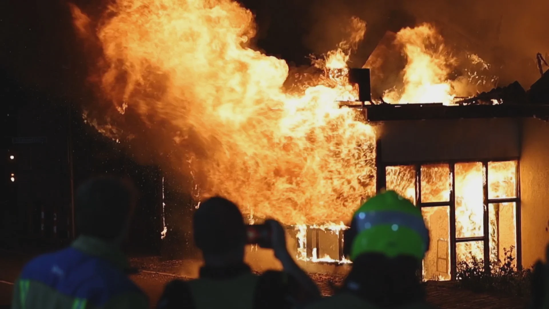 Flinke brand legt leegstaand café in Den Hoorn in de as
