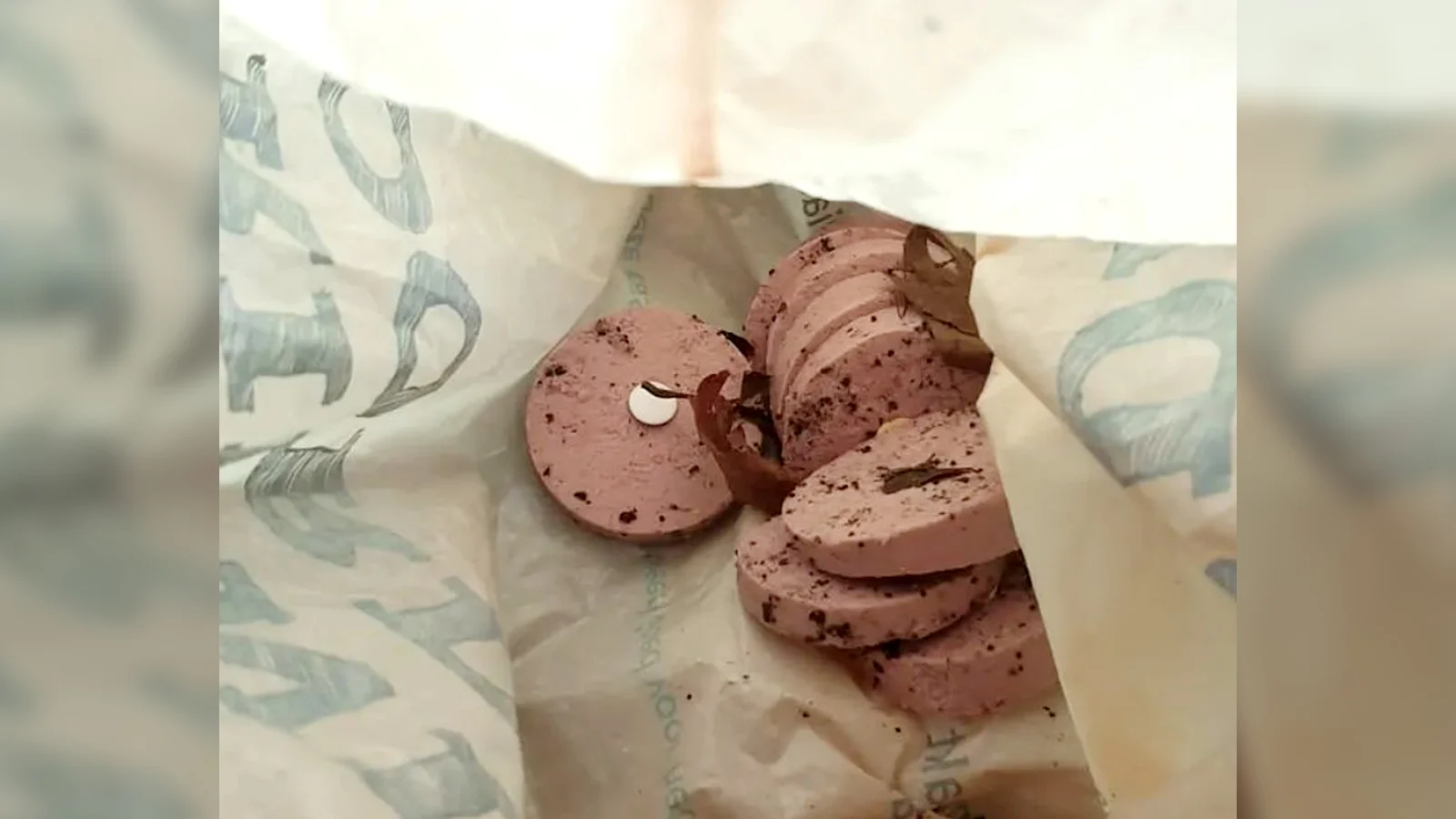 Leverworst met punaises gevonden langs de weg in Middenmeer