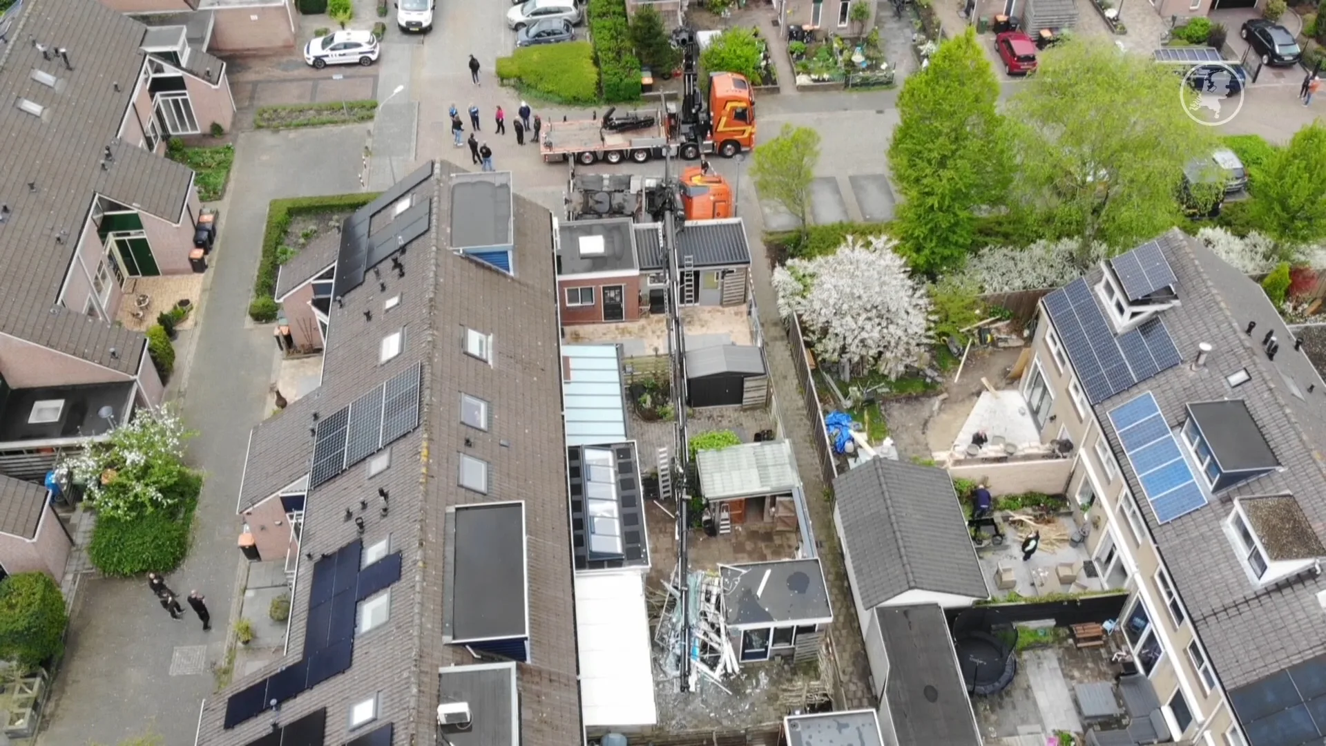 Hijskraan valt om in Avenhorn: schade aan meerdere tuinen