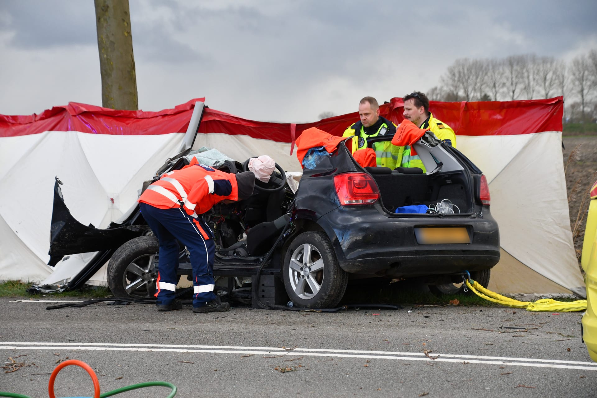 Automobilist zit uur vast in auto na ernstig ongeluk in Hengstdijk