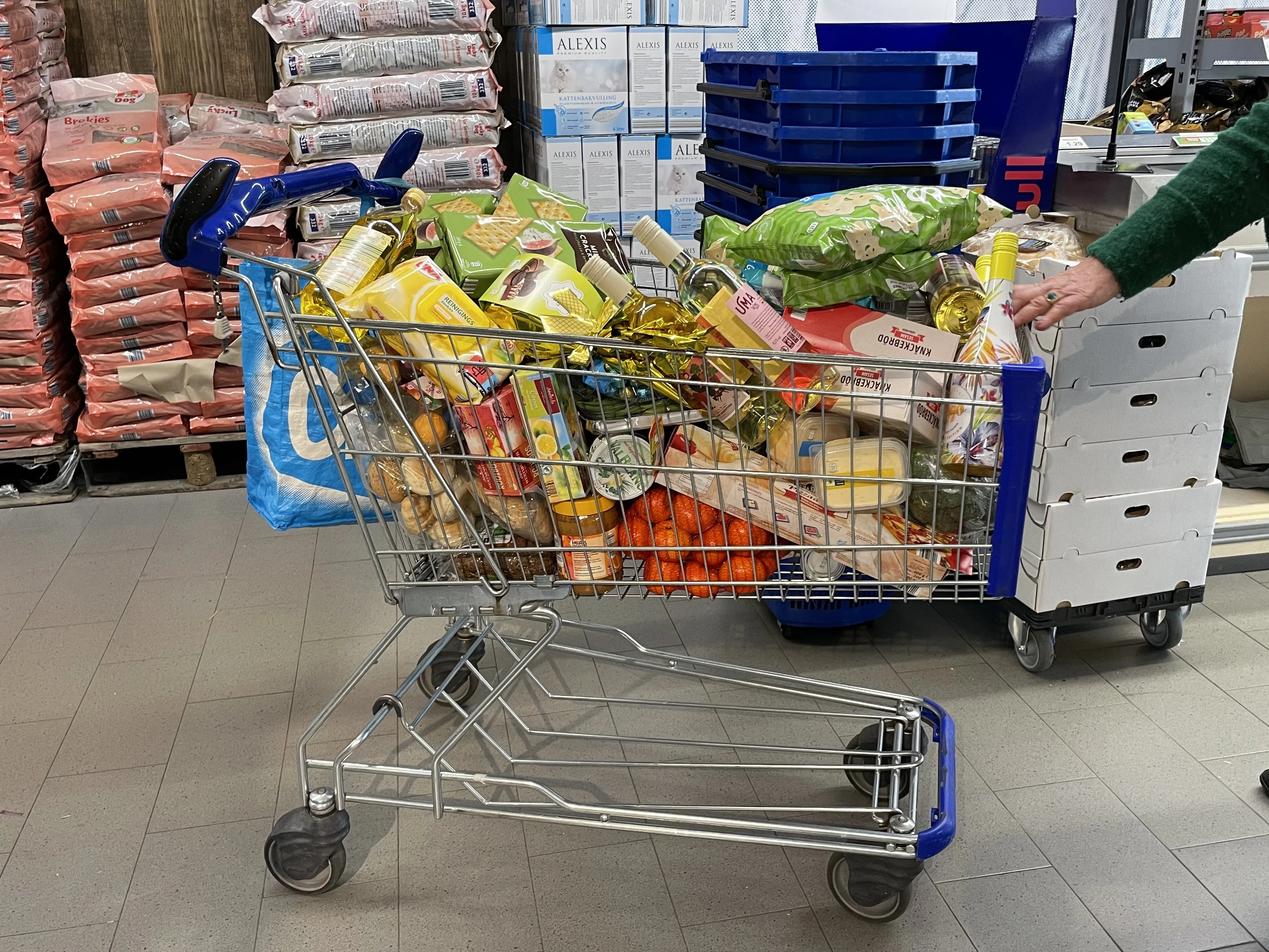 Winkeldief loopt met 770 euro aan boodschappen winkel uit, personeel grijpt in