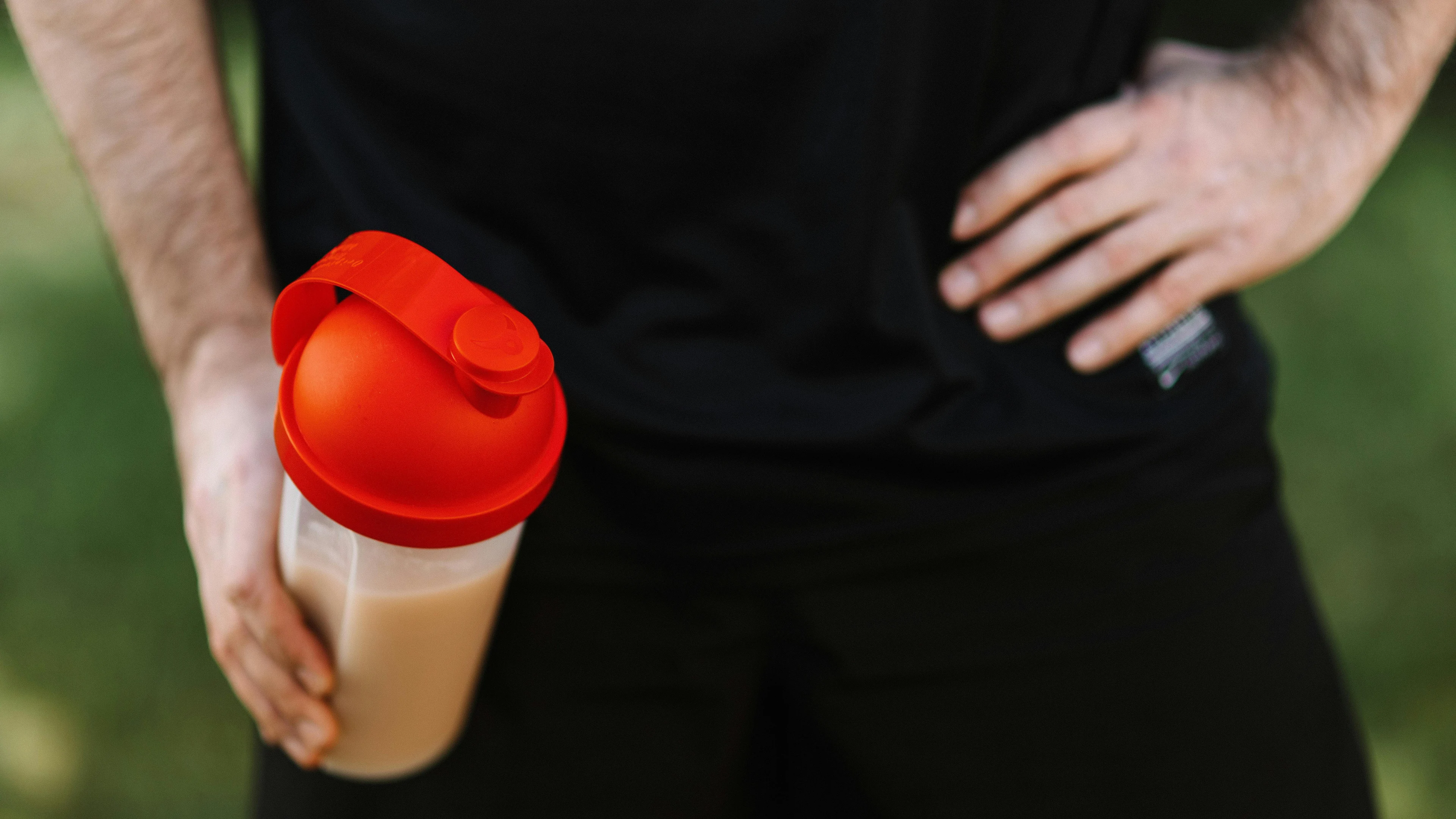 Populaire sportpoeders niet onschuldig: zó veel cafeïne dat het schadelijk kan zijn