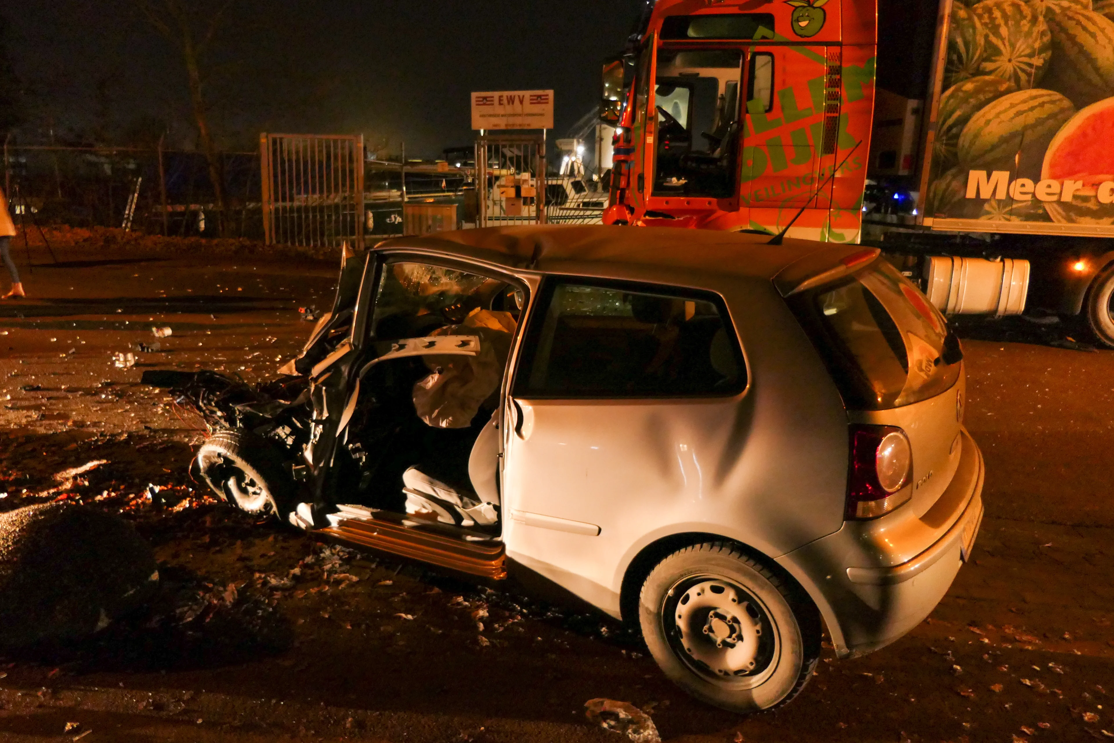 Automobilist in het ziekenhuis na ernstig ongeluk met vrachtwagen in Enschede