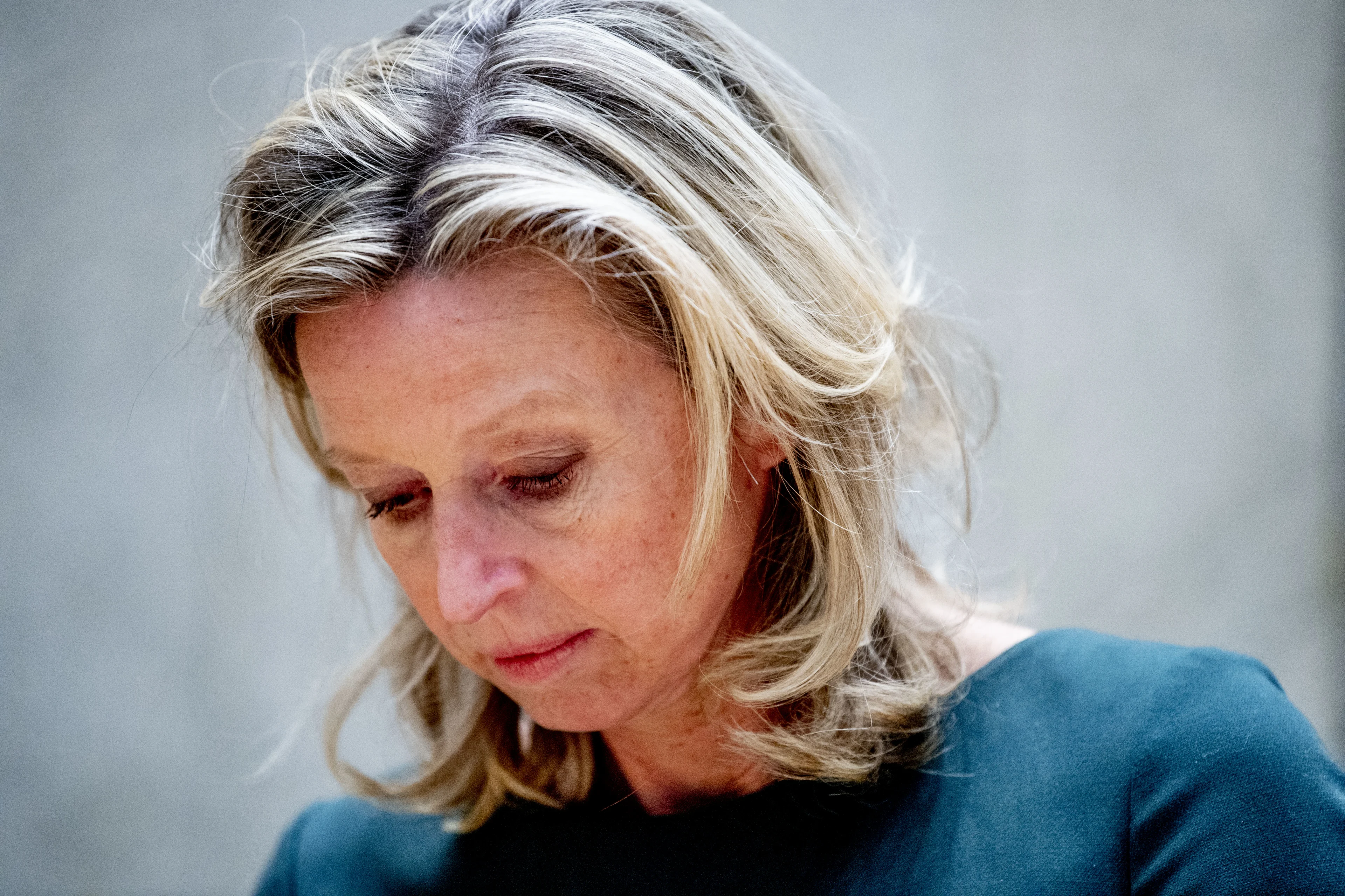 Kamerdebat gaat verder: geëmotioneerde Ollongren biedt 'welgemeende excuses' aan