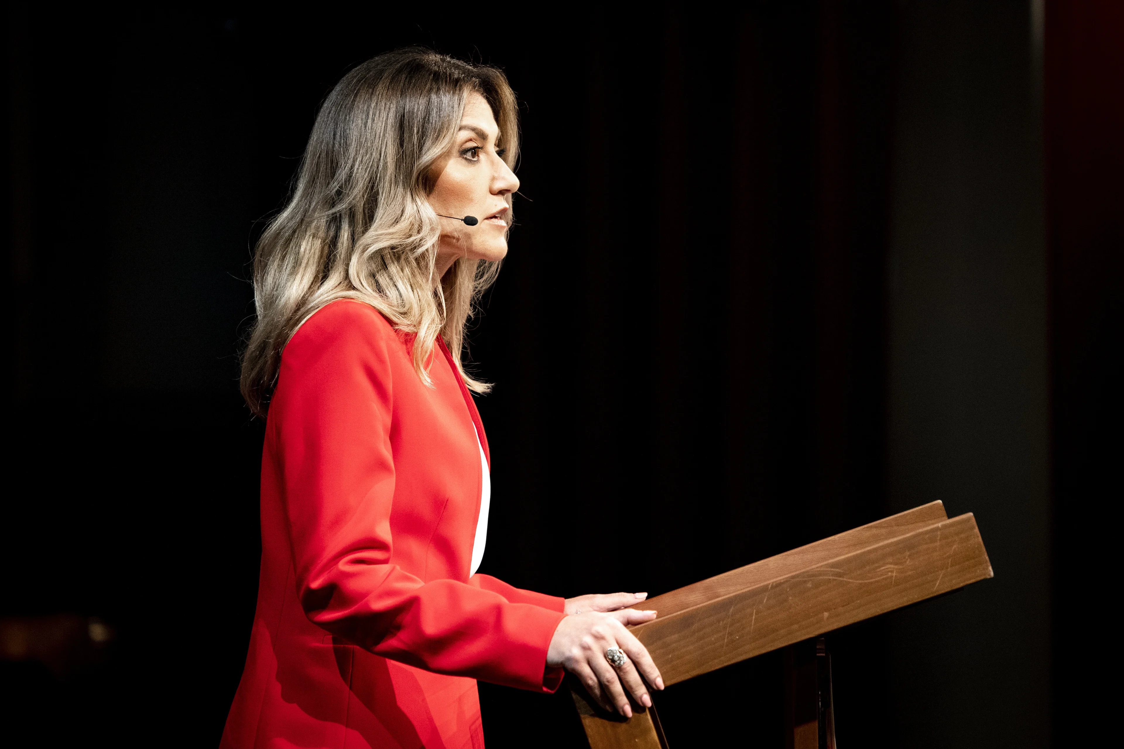 Minister Yeşilgöz haalt hard uit naar complotdenkers en woke-beweging