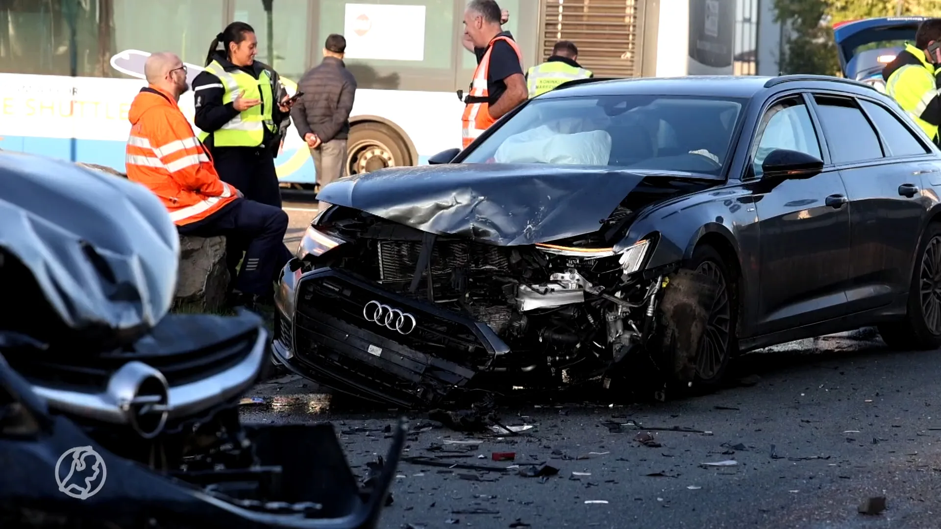 Overenthousiaste parkeerbediende rijdt Audi in de prak in Hoofddorp