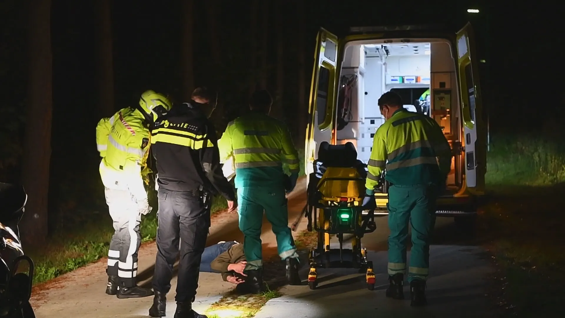 Automobilist rijdt auto in de prak in Riethoven en doet vervolgens dutje op fietspad