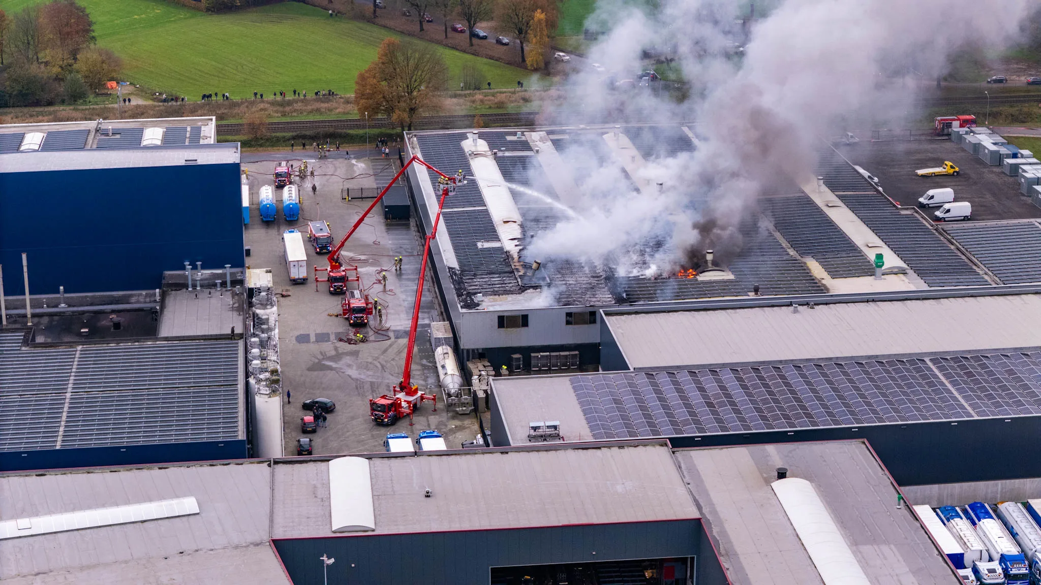 Veel rook bij grote brand in bedrijfspand Barneveld, A30 afgesloten