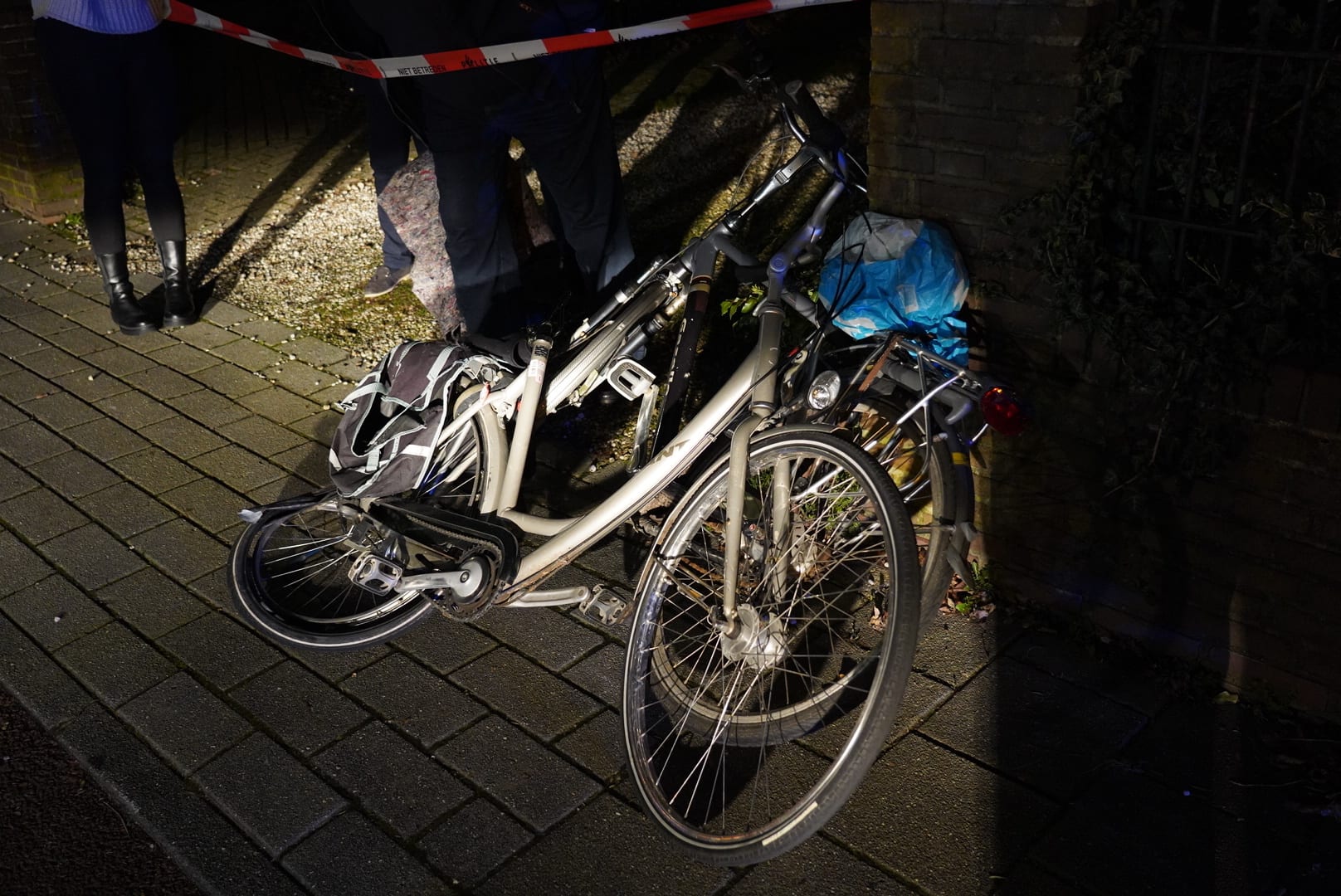Auto schept fietsers en slaat over kop na rijden op fietspad in Nijmegen